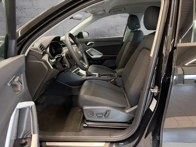 Audi Q3 view 8