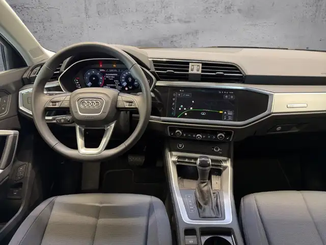 Audi Q3 view 12