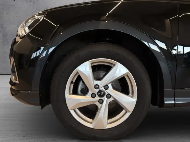 Audi Q3 view 4
