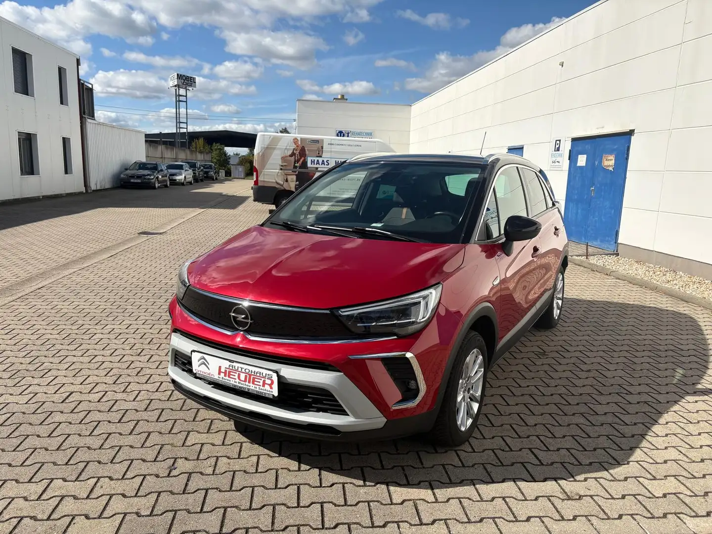 Opel Crossland Ultimate 130PS mit SHZ/RFK und AHK Rot - 1