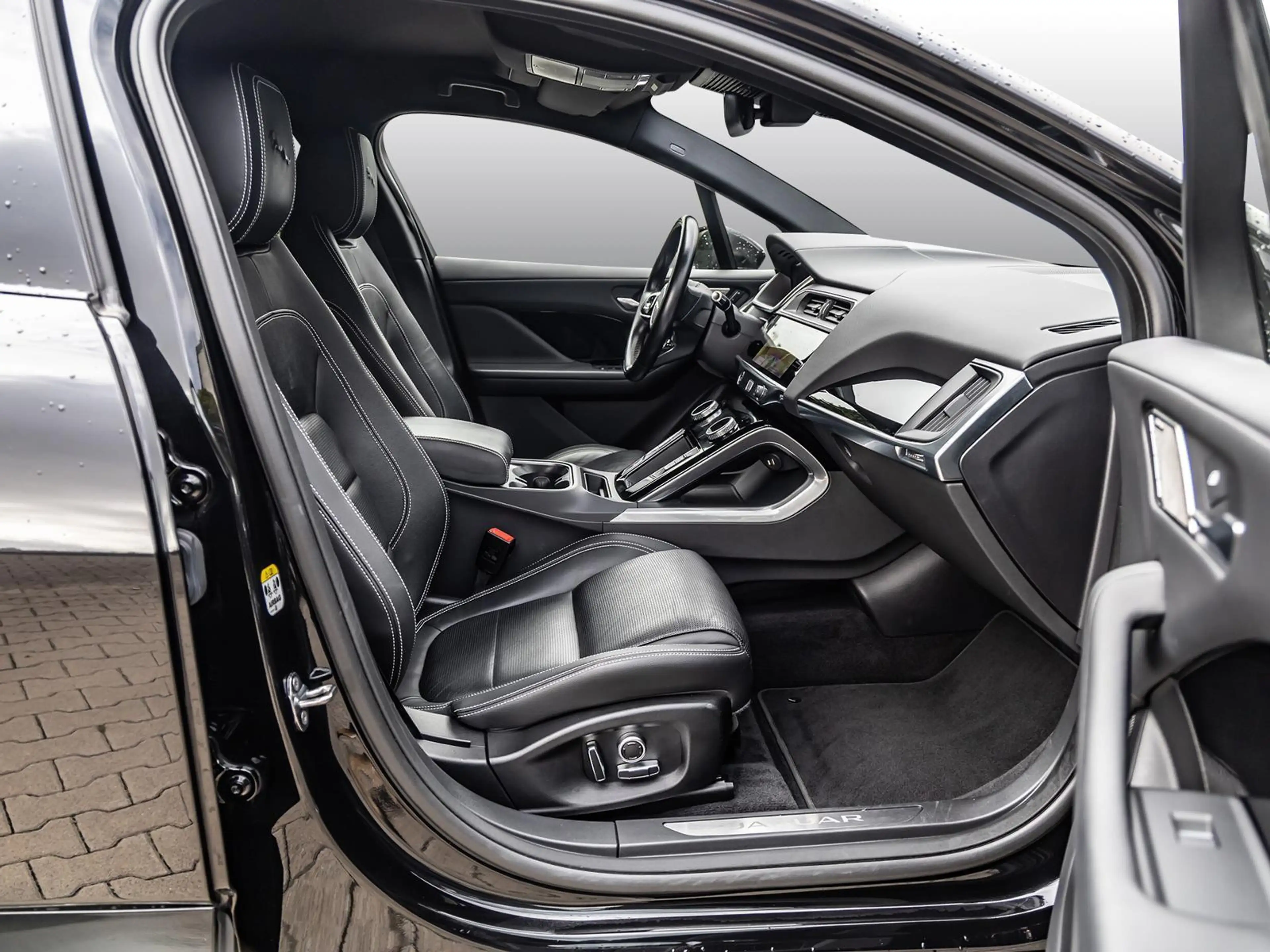 Jaguar I-Pace EV320 SE BLACK PACK STANDHEIZUNG SHZ PDC — photo 7