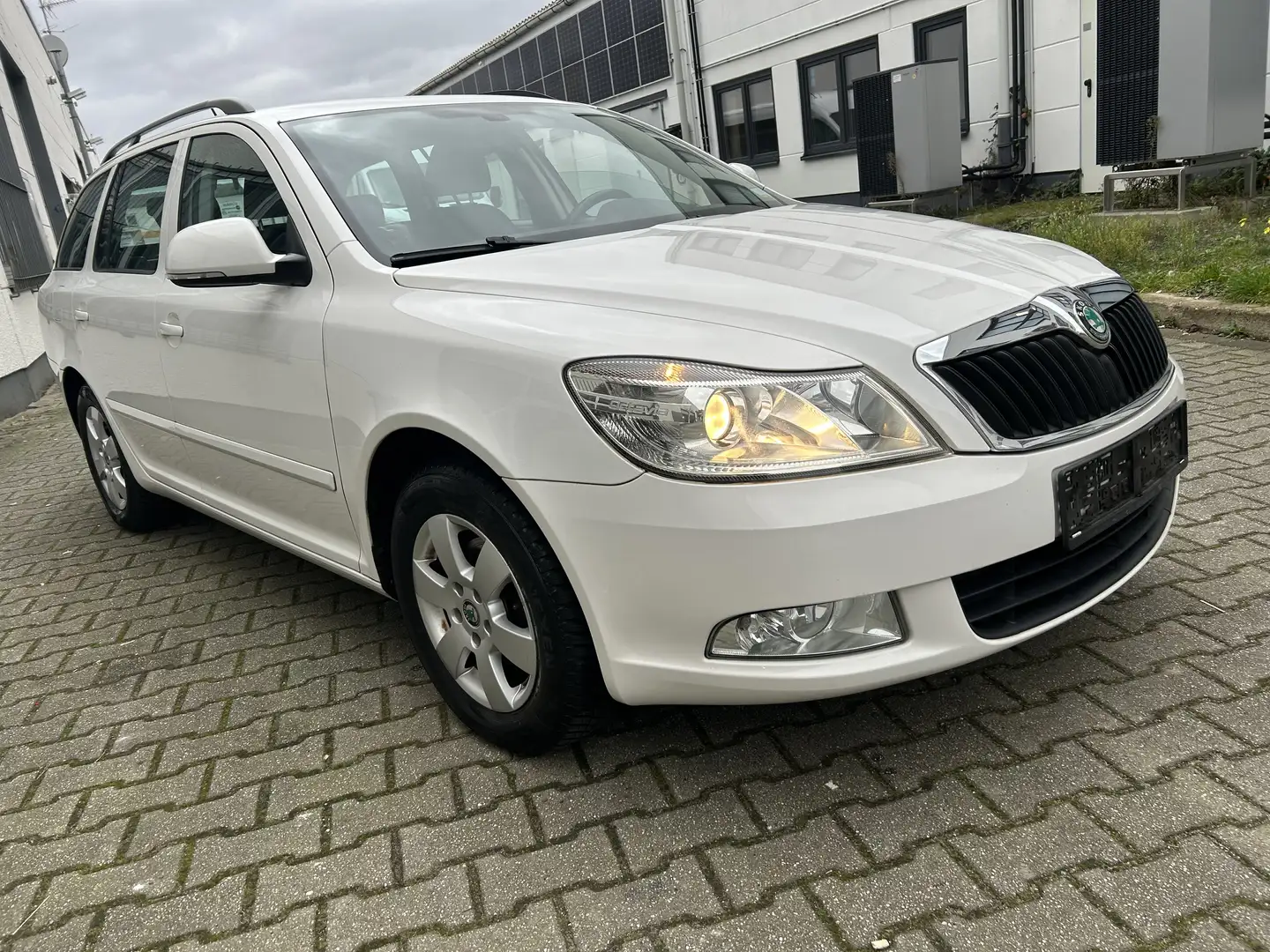 Skoda Octavia 1,6 Diesel Impuls Edition Weiß - 1