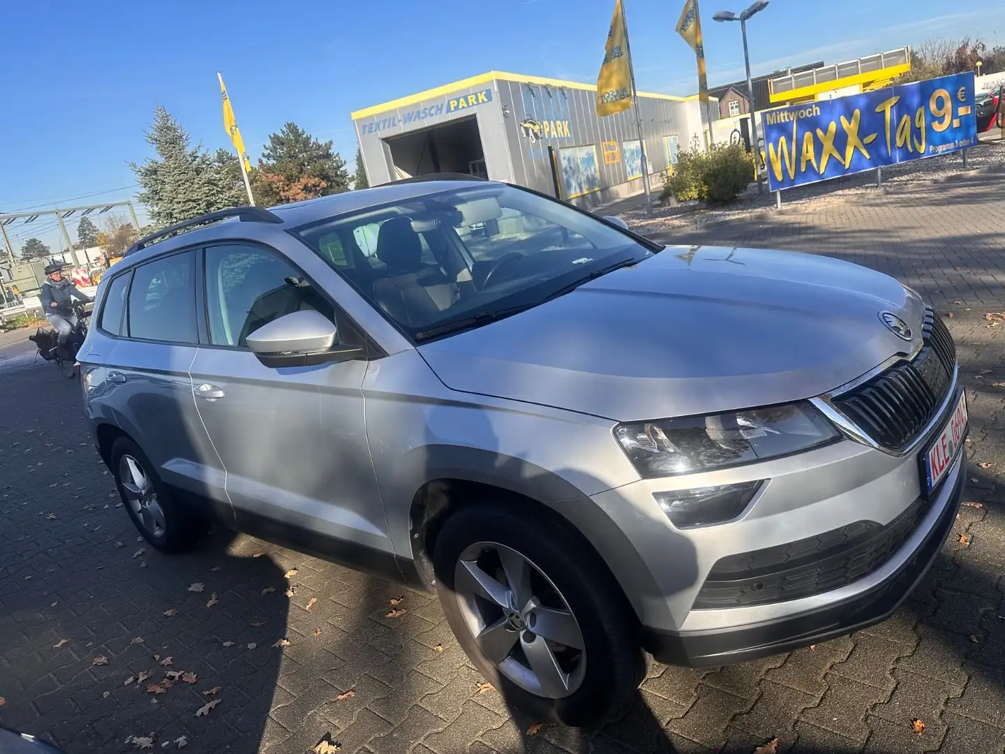 Skoda Karoq Ambition 4x4,LEDER,NAVI,1.HAND,SCHECKHEFT Silber - 1