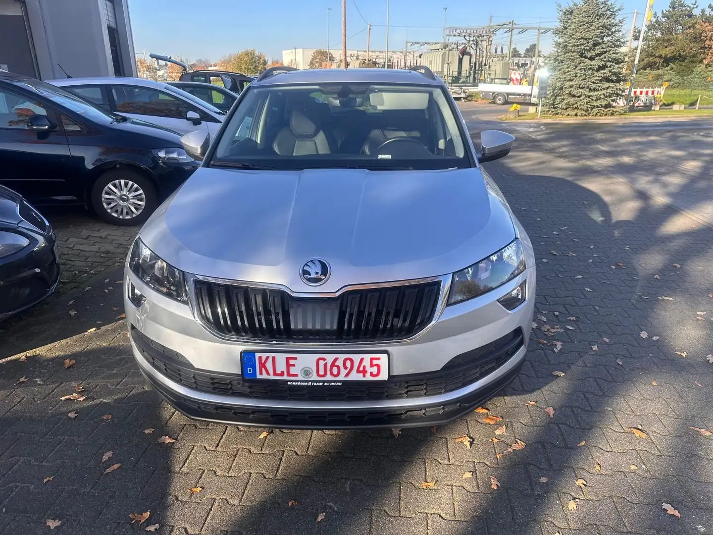 Skoda Karoq Ambition 4x4,LEDER,NAVI,1.HAND,SCHECKHEFT Silber - 2