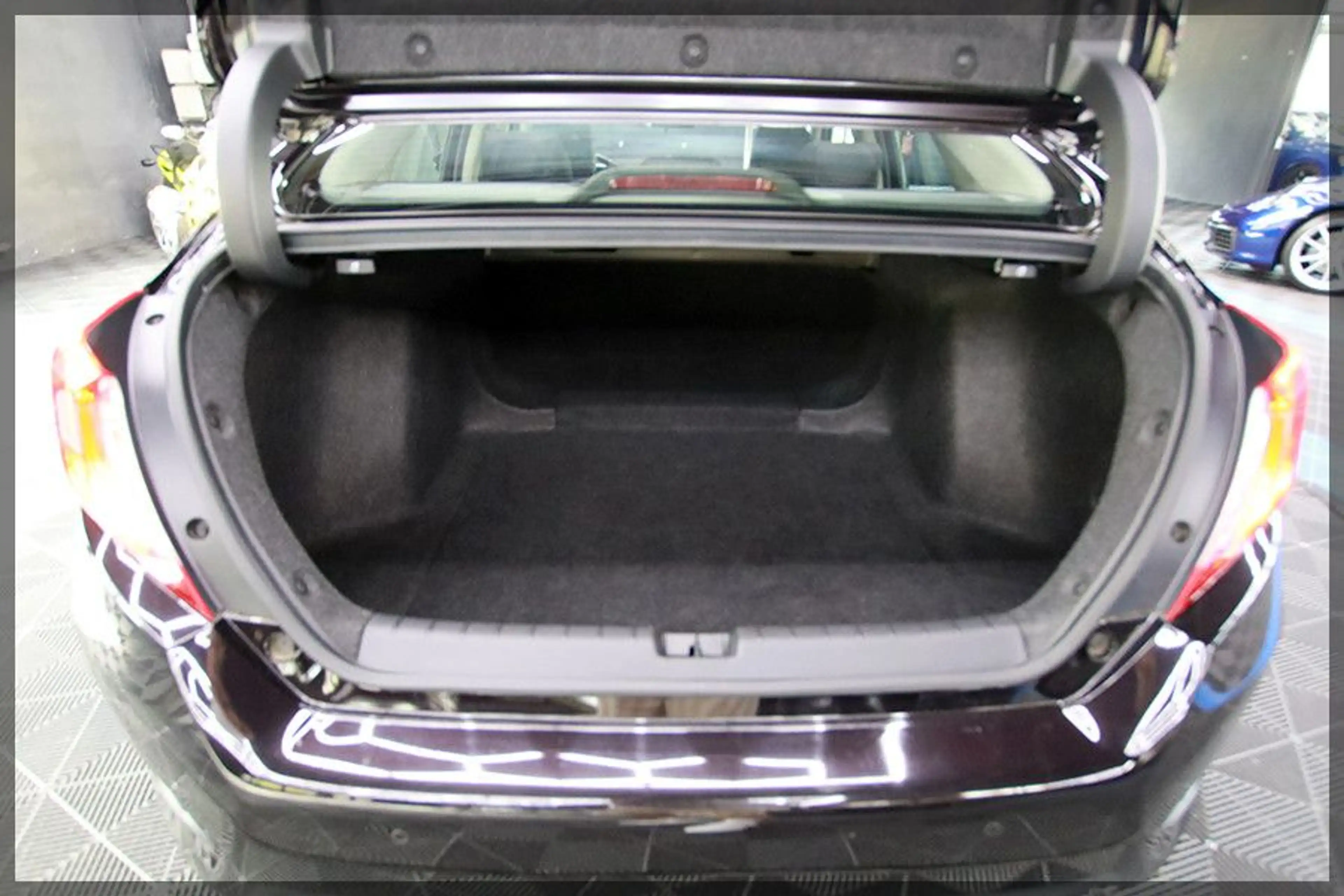 Honda Civic Lim. 4-trg. 1.5 Elegance NAVI / CAM / PDC — photo 12