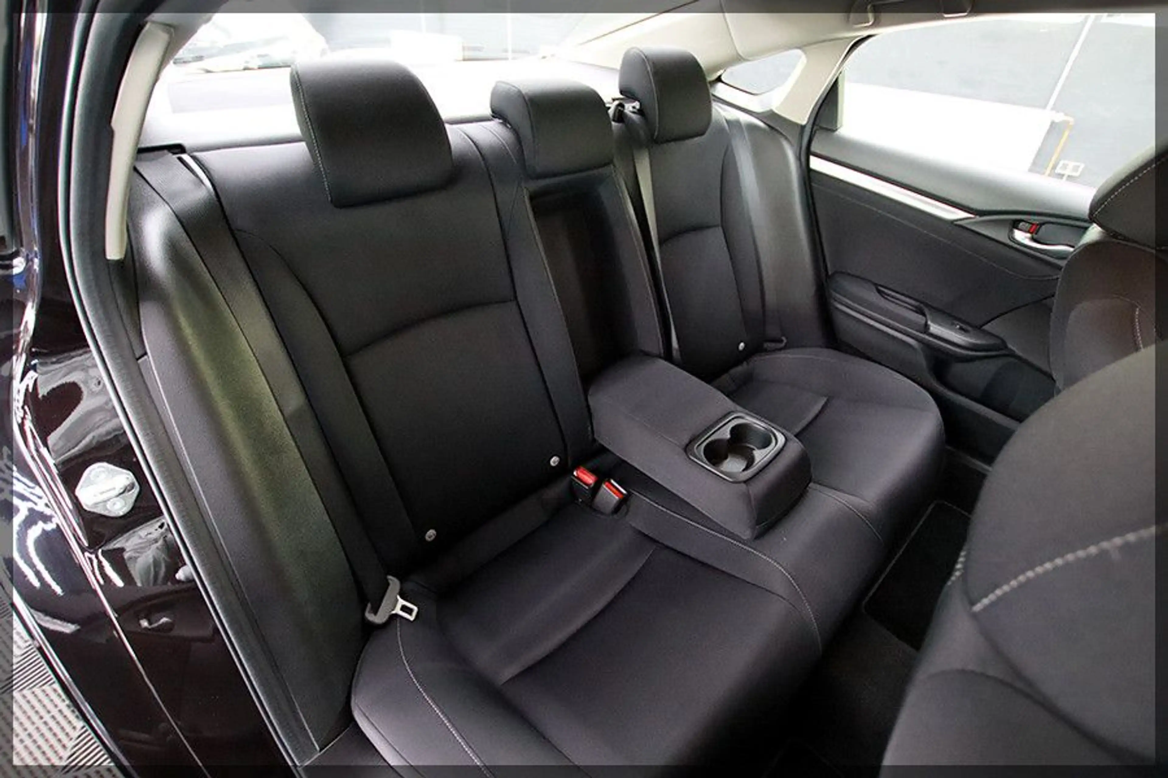 Honda Civic Lim. 4-trg. 1.5 Elegance NAVI / CAM / PDC — photo 15