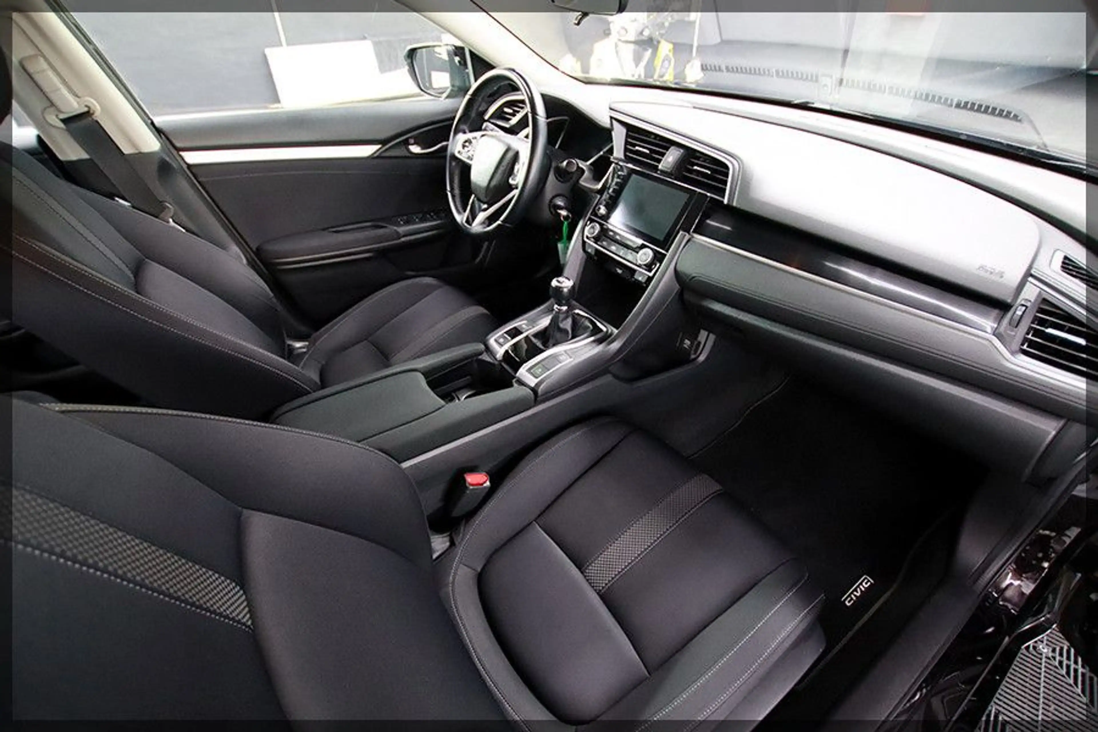 Honda Civic Lim. 4-trg. 1.5 Elegance NAVI / CAM / PDC — photo 13