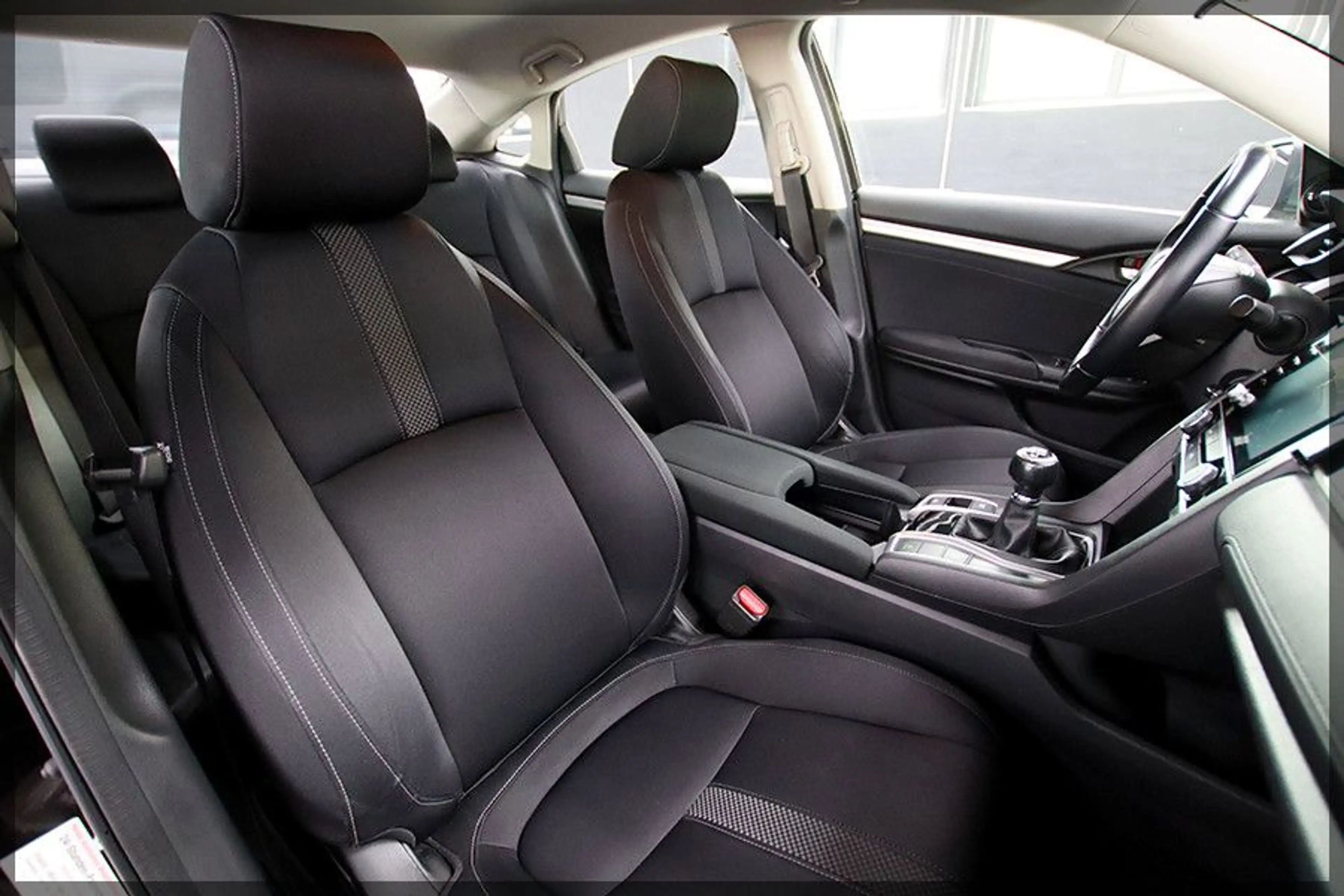 Honda Civic Lim. 4-trg. 1.5 Elegance NAVI / CAM / PDC — photo 14