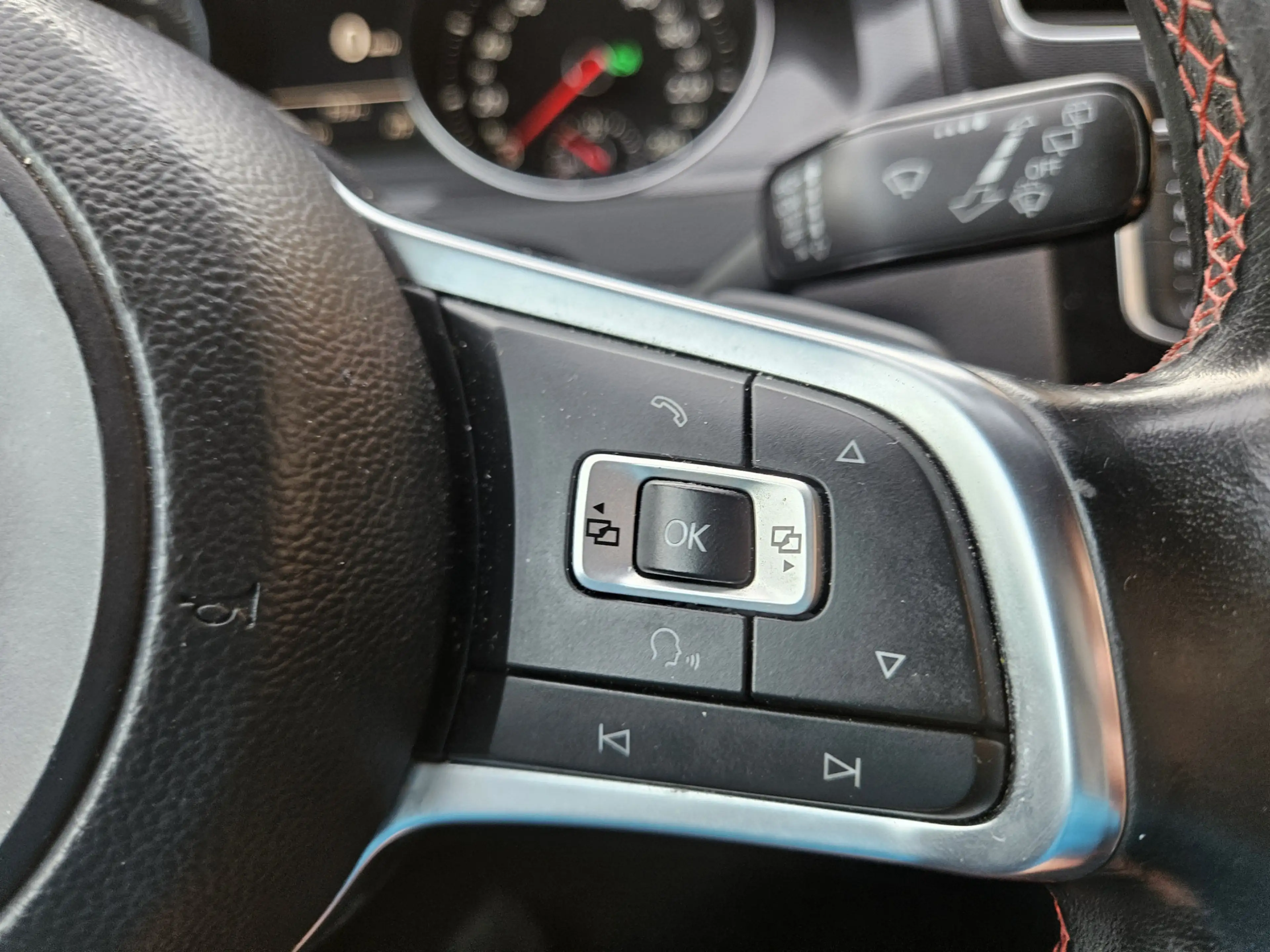 Volkswagen Golf GTI 2.0 TSI Performance — photo 24