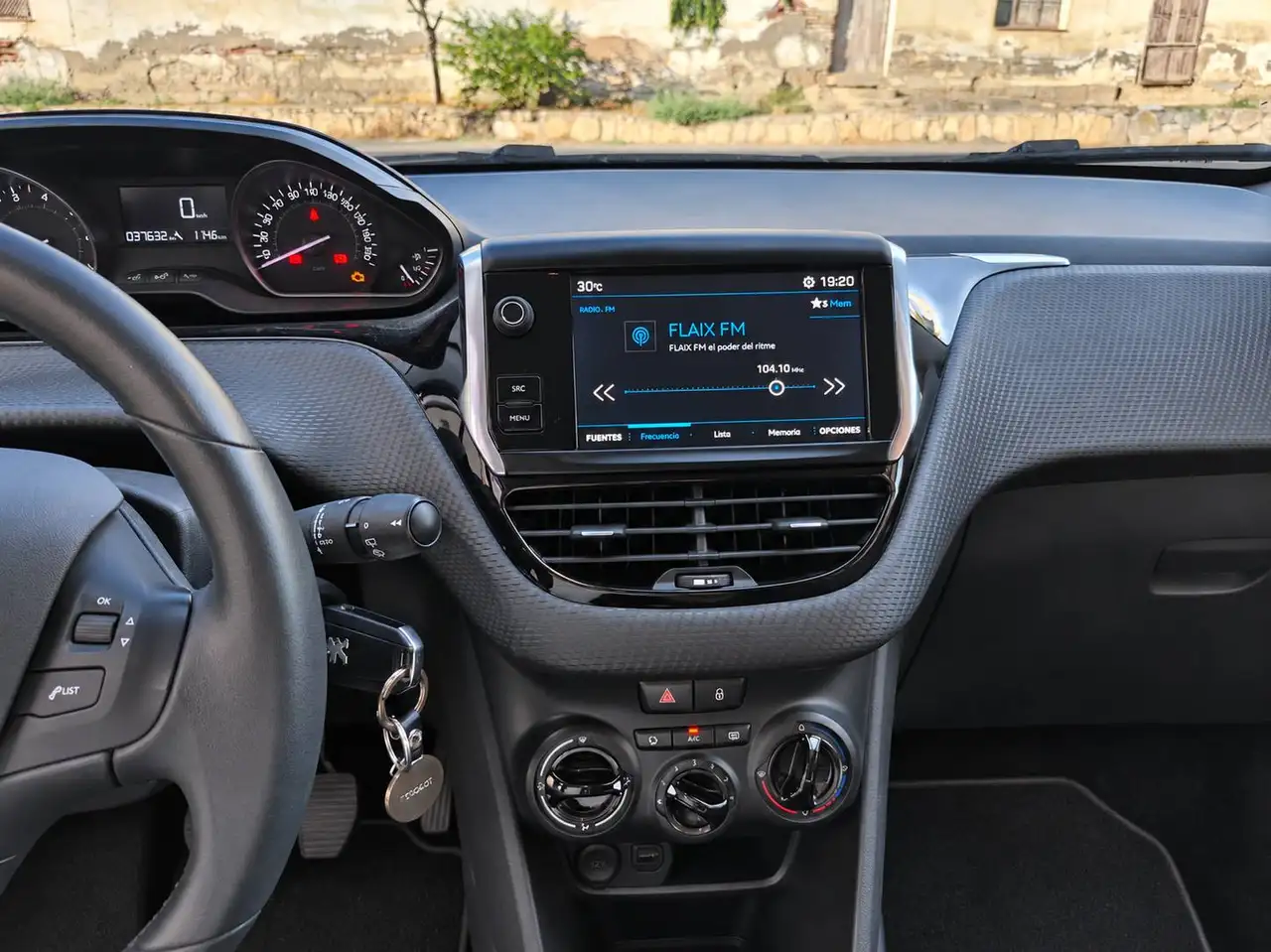Peugeot 208 208 — photo 12