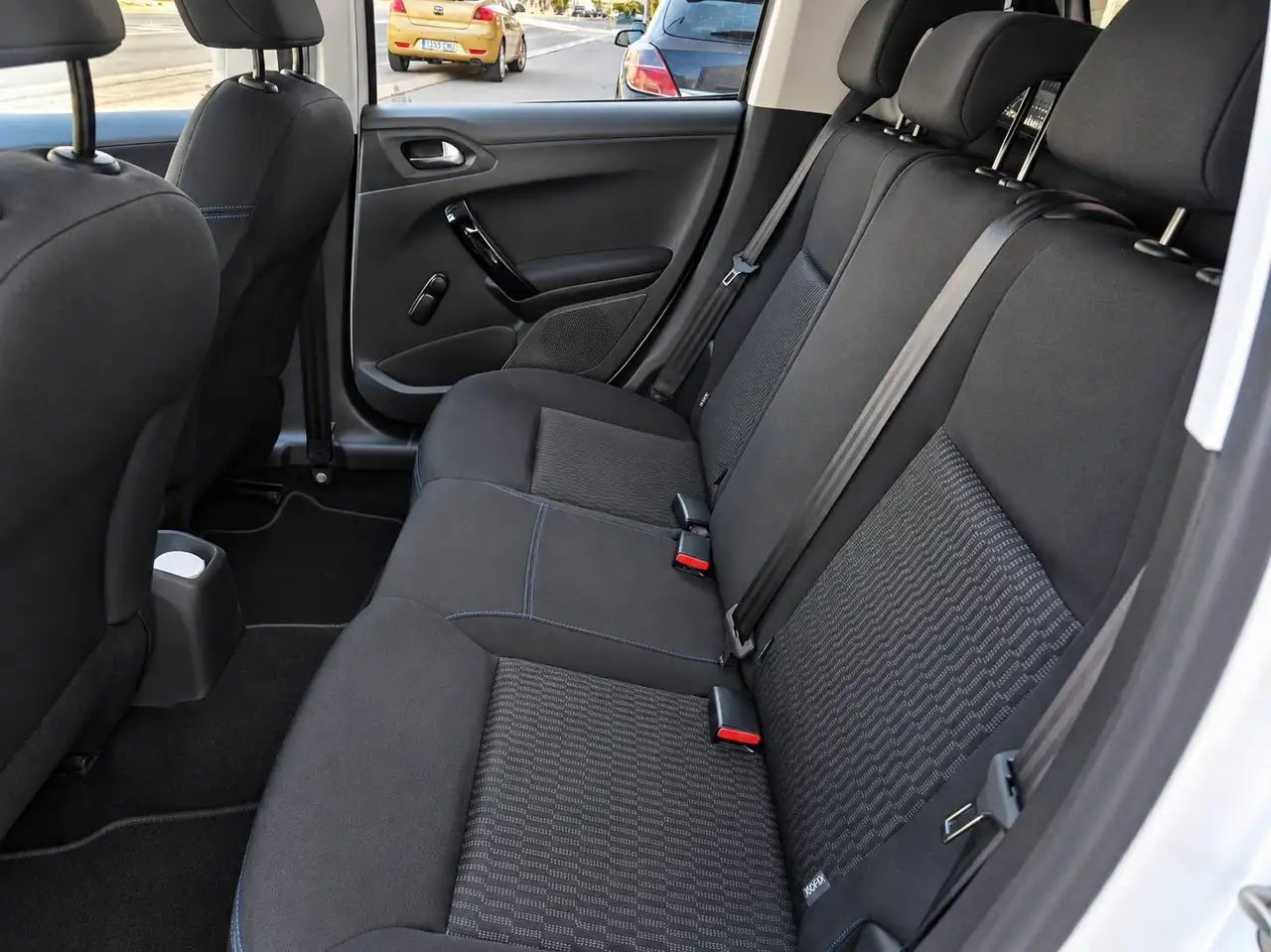 Peugeot 208 208 — photo 15