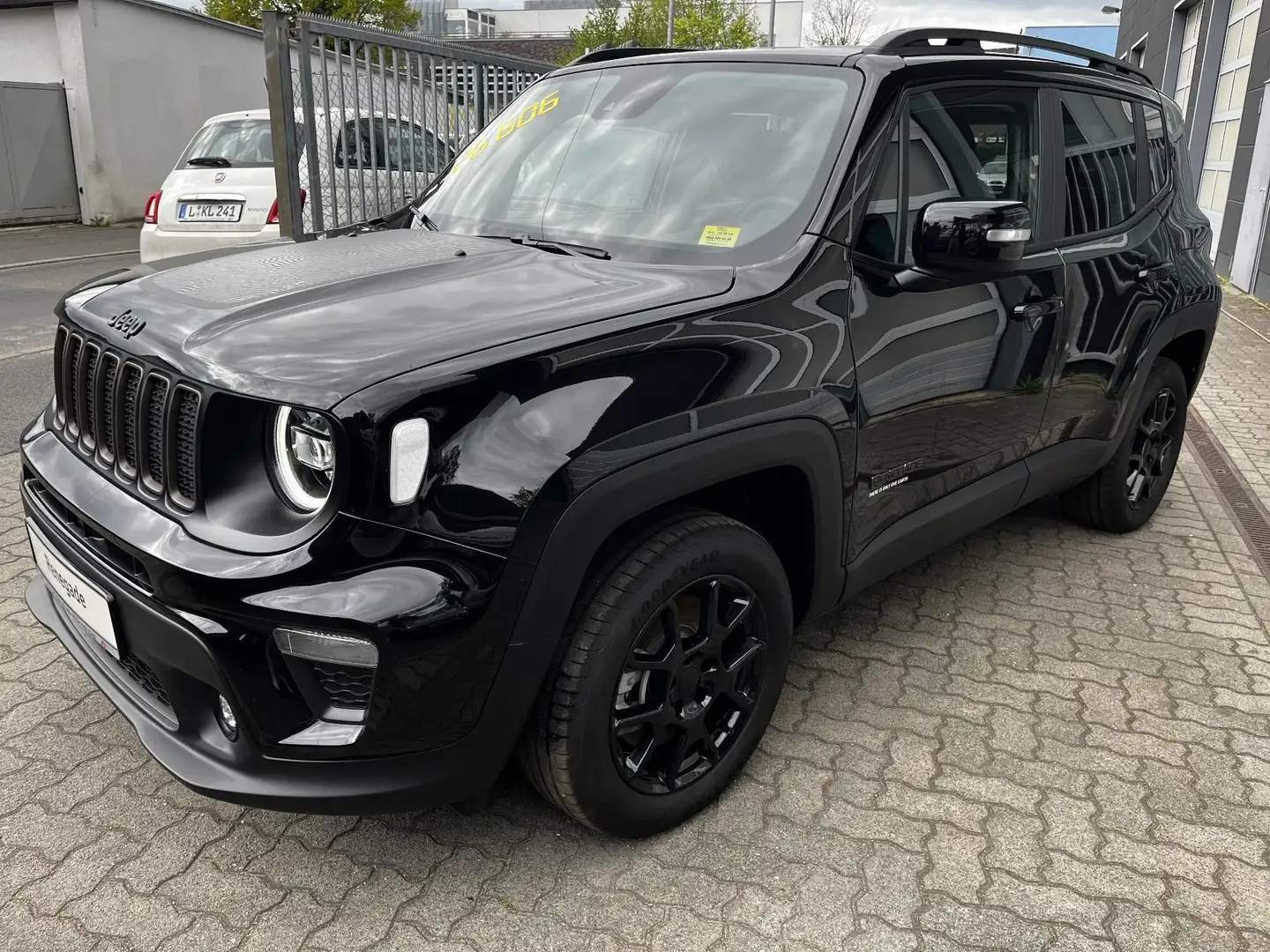 Jeep Renegade 1.3 PHEV Up Automatik 4x4 Klima* Zwart - 1