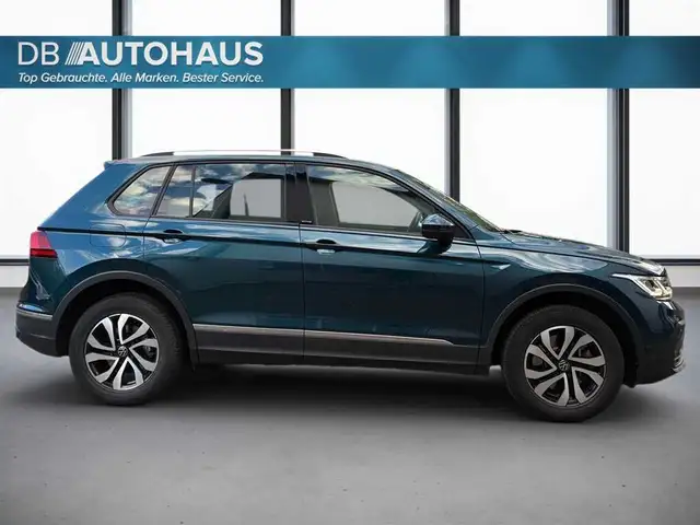 Volkswagen Tiguan view 3