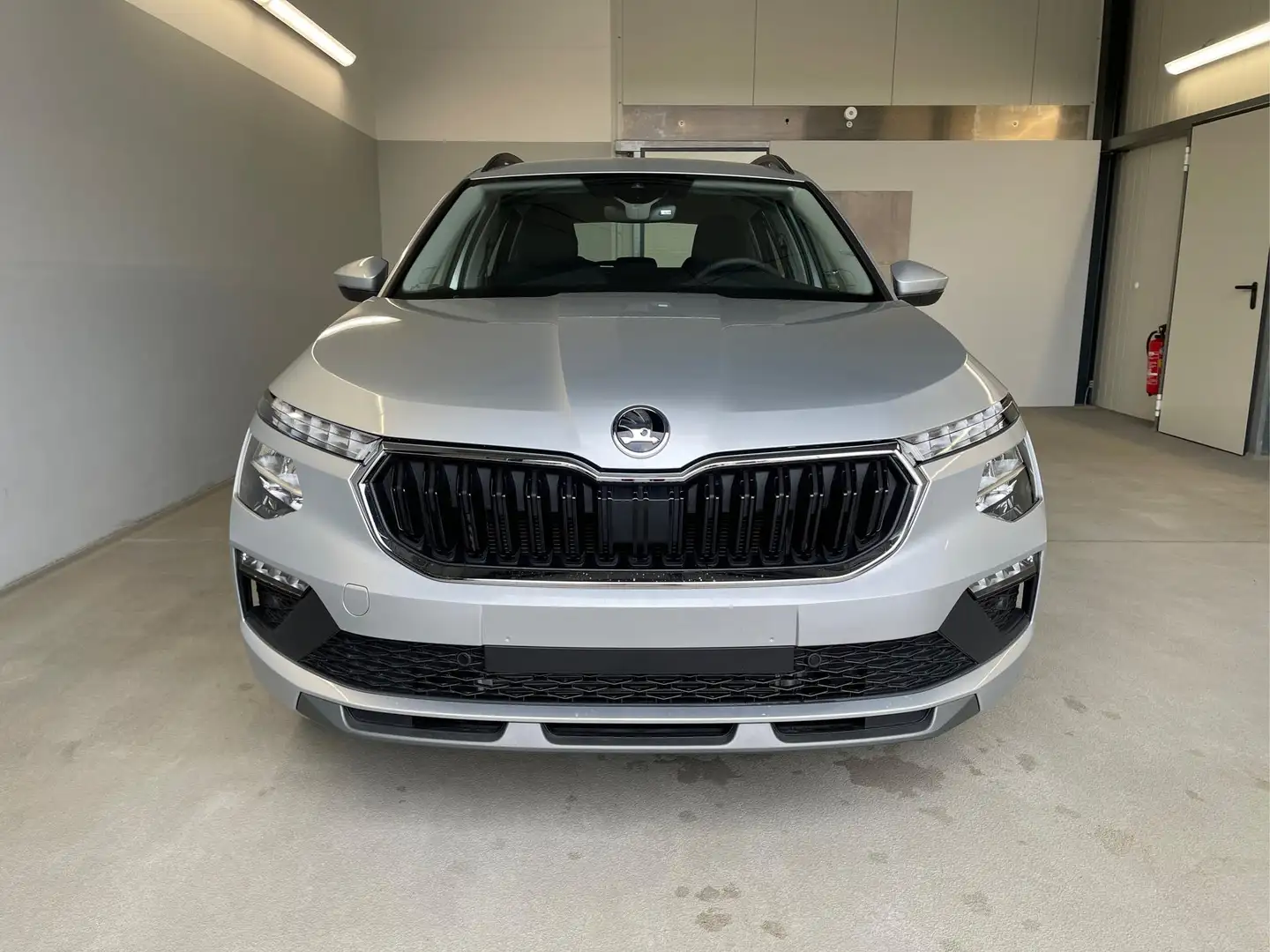 Skoda Kamiq Facelift Selection 115PS AHK+Kessy+Alu 1.0 TSI ... Zilver - 2