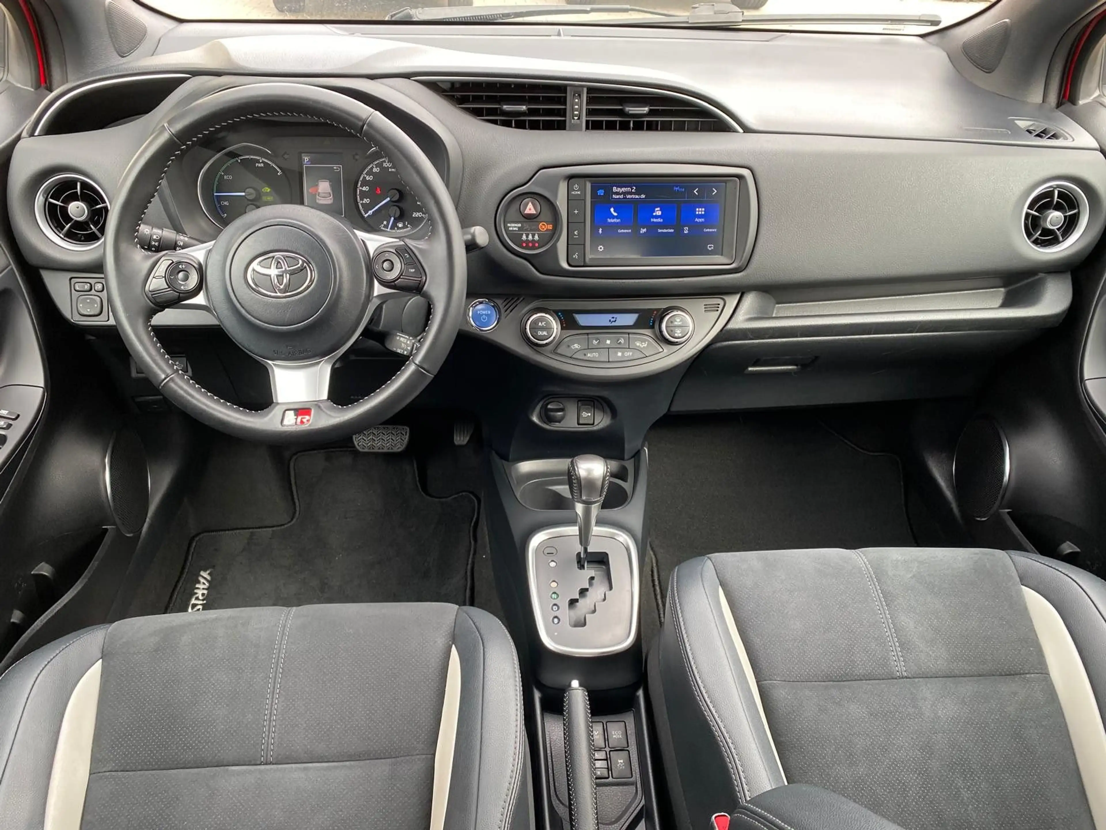 Toyota Yaris Hybrid 1.5 GR Sport — photo 2