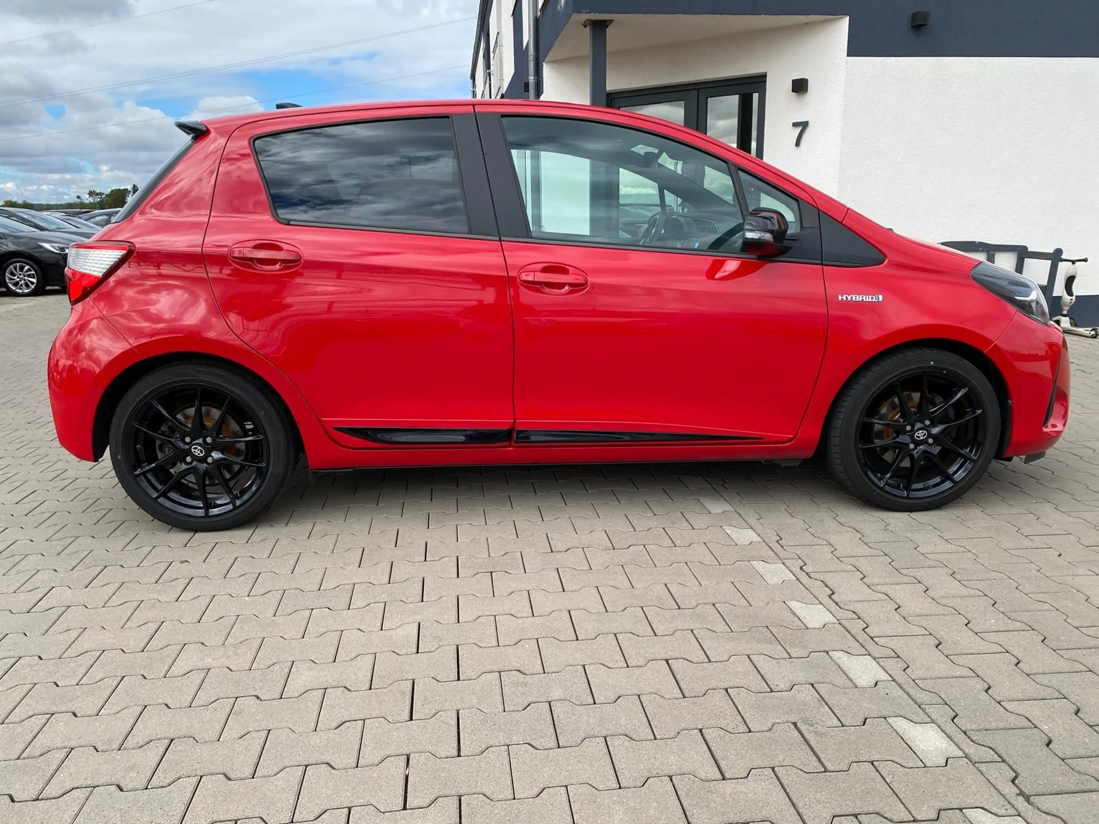 Toyota Yaris Hybrid 1.5 GR Sport — photo 11