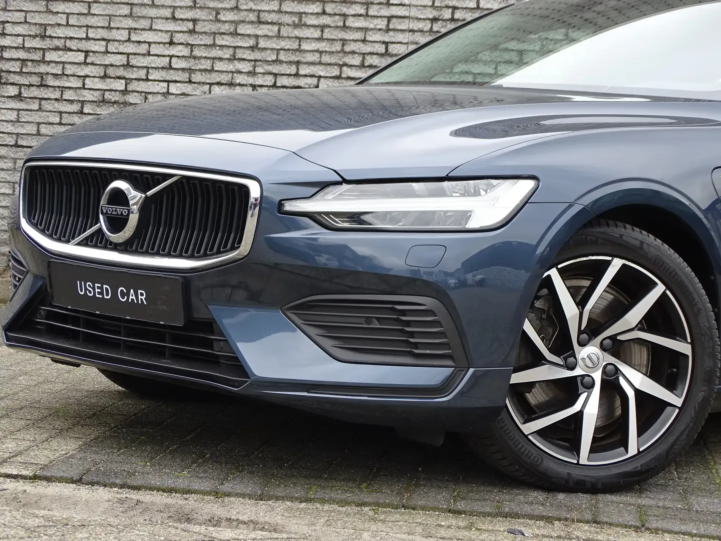 Volvo V60 2.0 T8 Twin Engine AWD Inscription | Trekhaak | St Bleu - 2