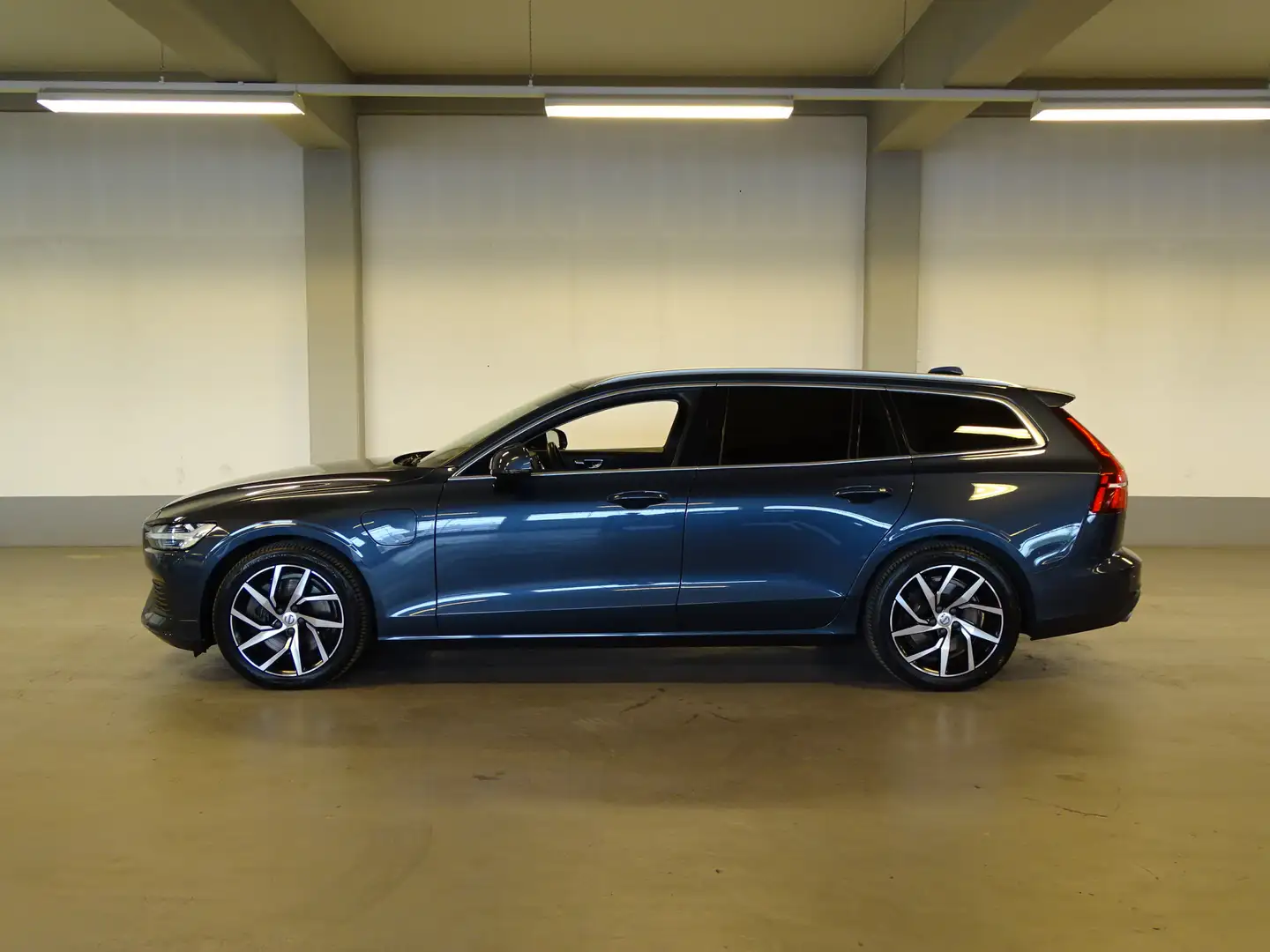 Volvo V60 2.0 T8 Twin Engine AWD Inscription | Trekhaak | St Blauw - 1