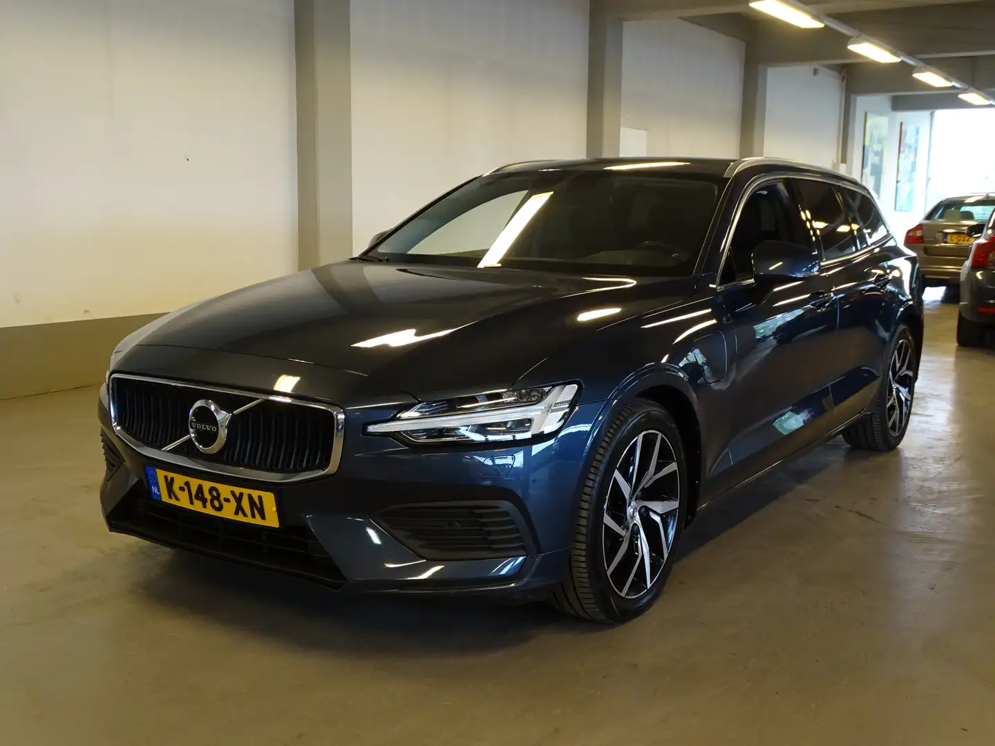 Volvo V60 2.0 T8 Twin Engine AWD Inscription | Trekhaak | St Blauw - 2