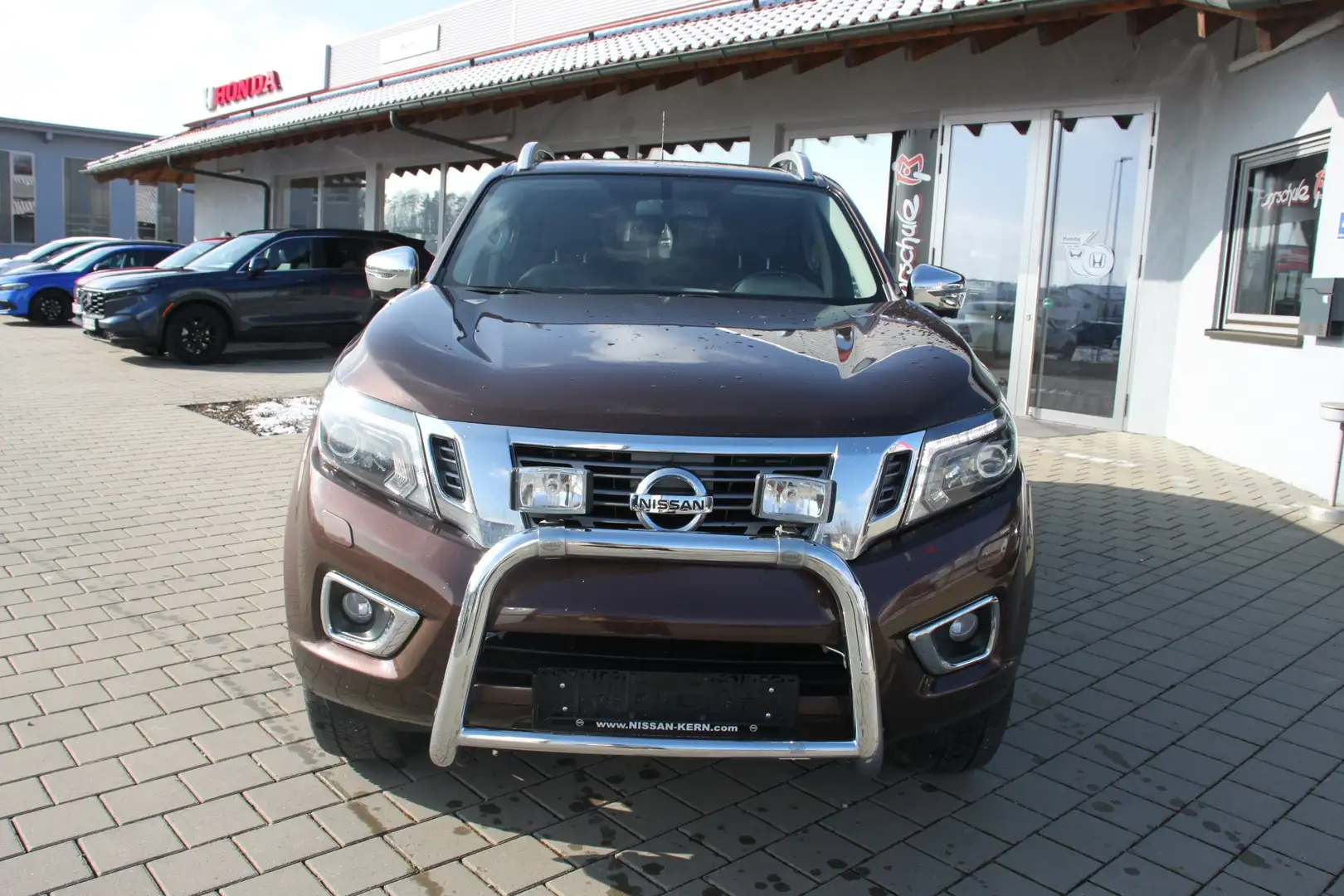 Nissan Navara 2.3 Tekna Double Cab 4x4 Braun - 2