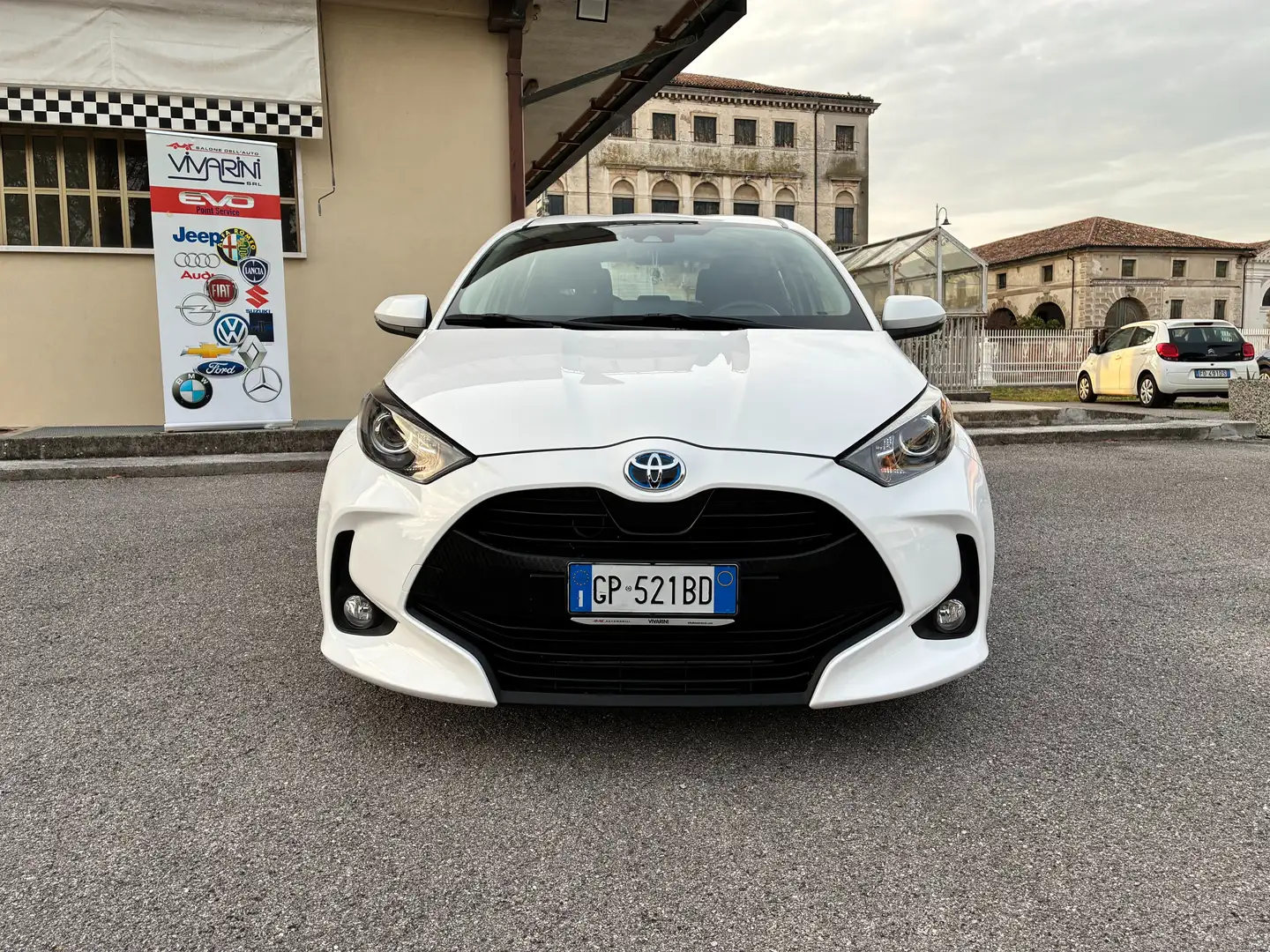 Toyota Yaris 1.5 Hybrid 5 porte Business Blanc - 2