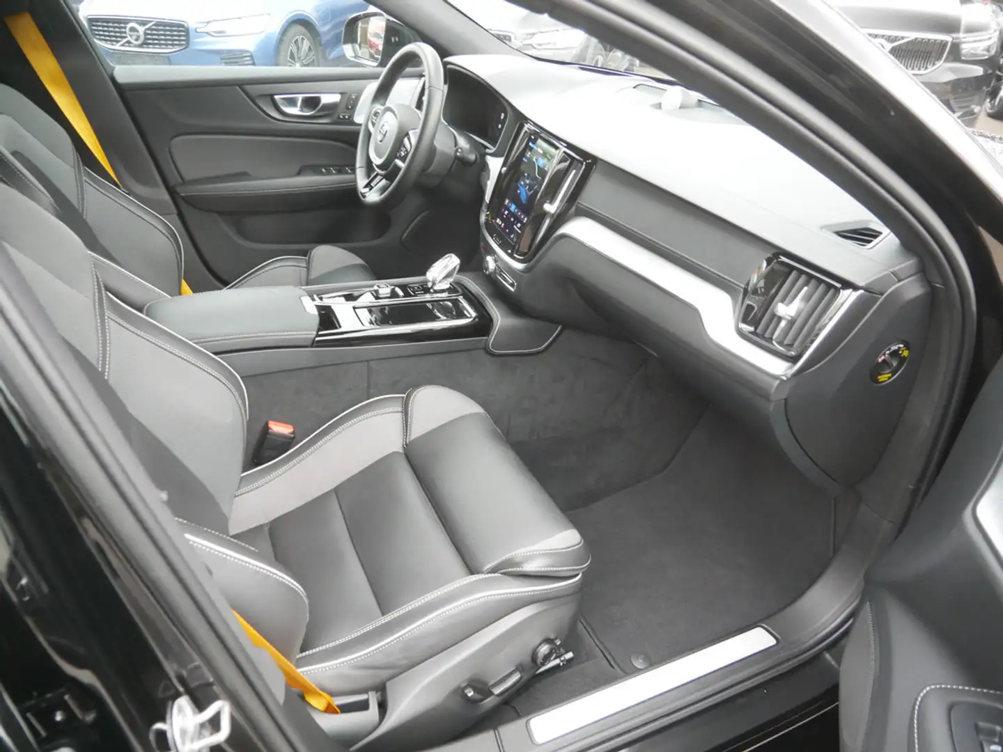 Volvo V60 T8 Ultimate Dark Recharge Plug-In Hybrid AWD Schwarz - 2