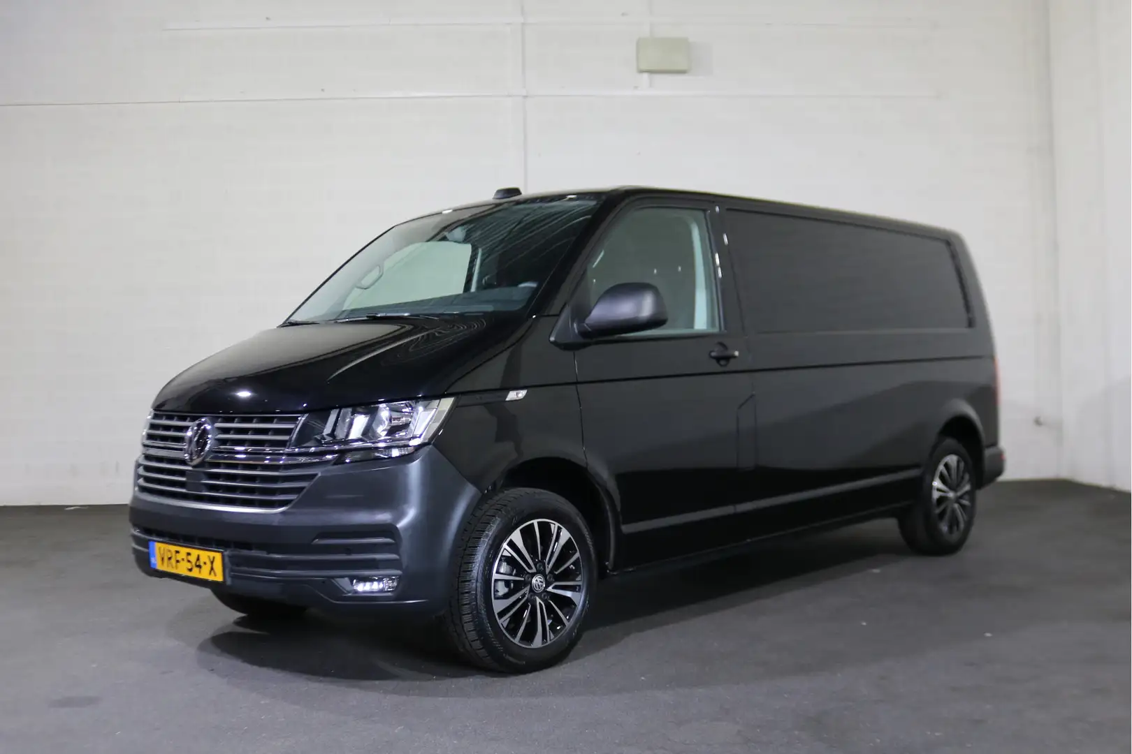 Volkswagen T6.1 Transporter 2.0 TDI L2 H1 Airco Navigatie Camera Achterklep Zwart - 1