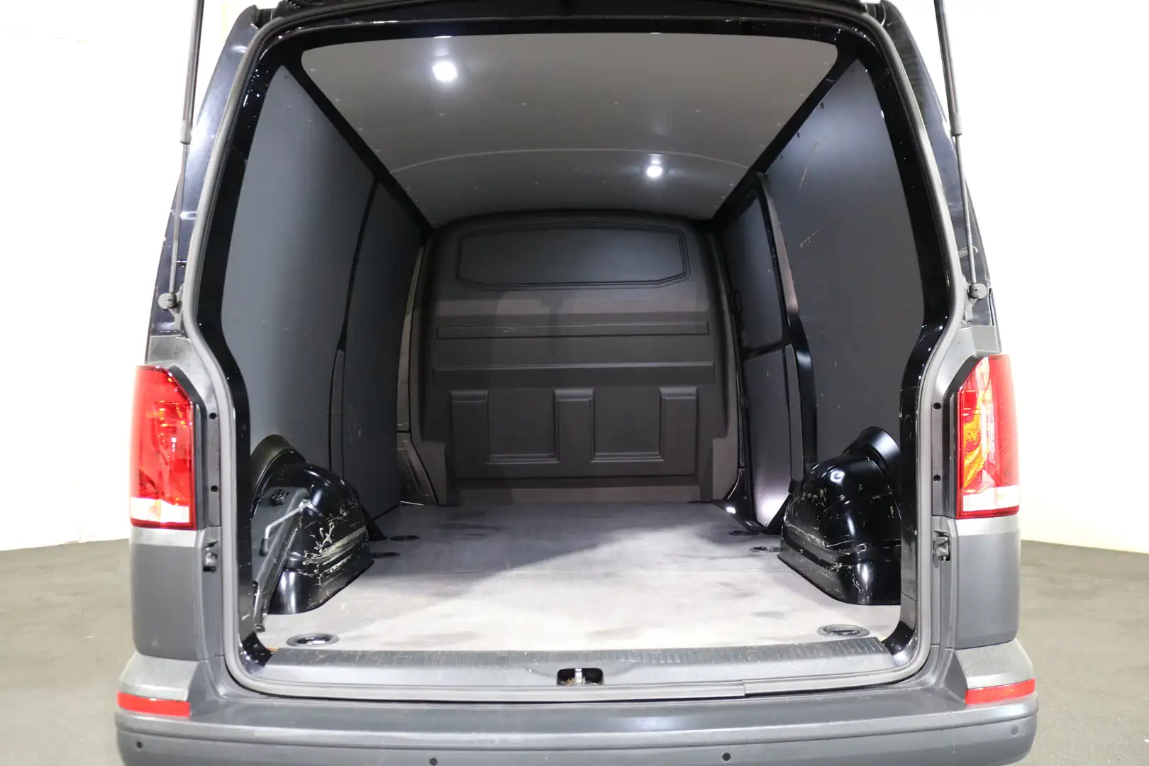 Volkswagen T6.1 Transporter 2.0 TDI L2 H1 Airco Navigatie Camera Achterklep Zwart - 2