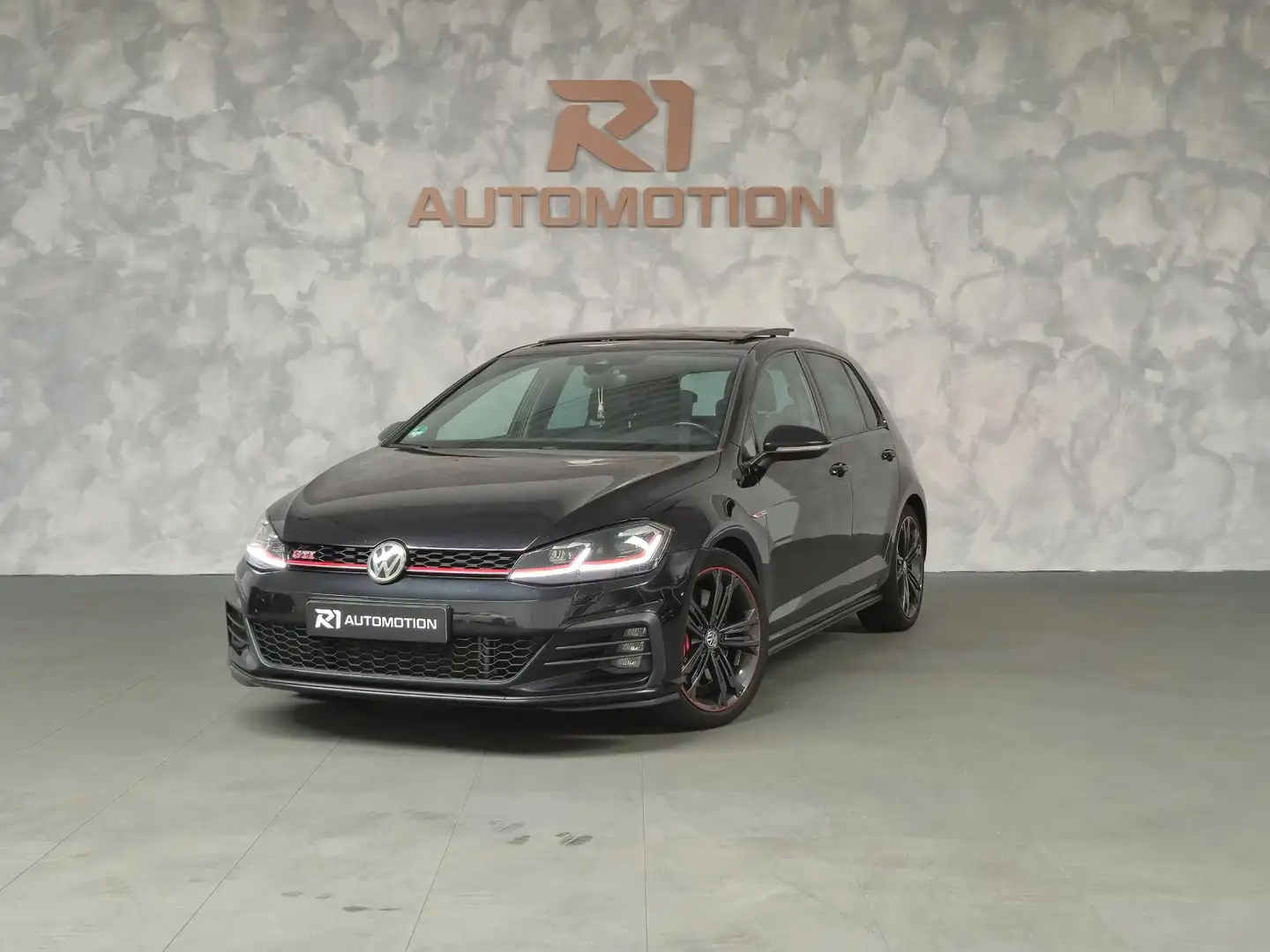 Volkswagen Golf GTI 7.5 2.0 TSI Performance|PANO|KEYLESS|CAMERA|LEDER| Zwart - 1
