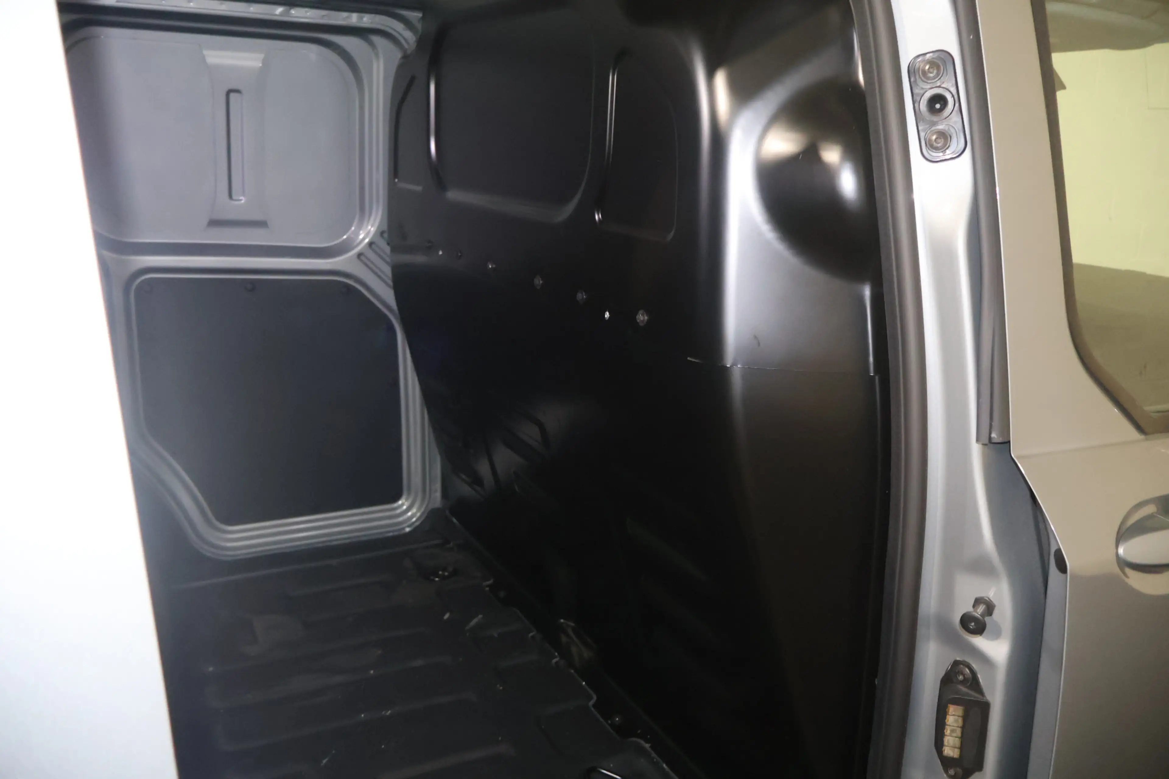 Ford Transit Courier E-Transit Limited 44 kWh Airco — photo 14