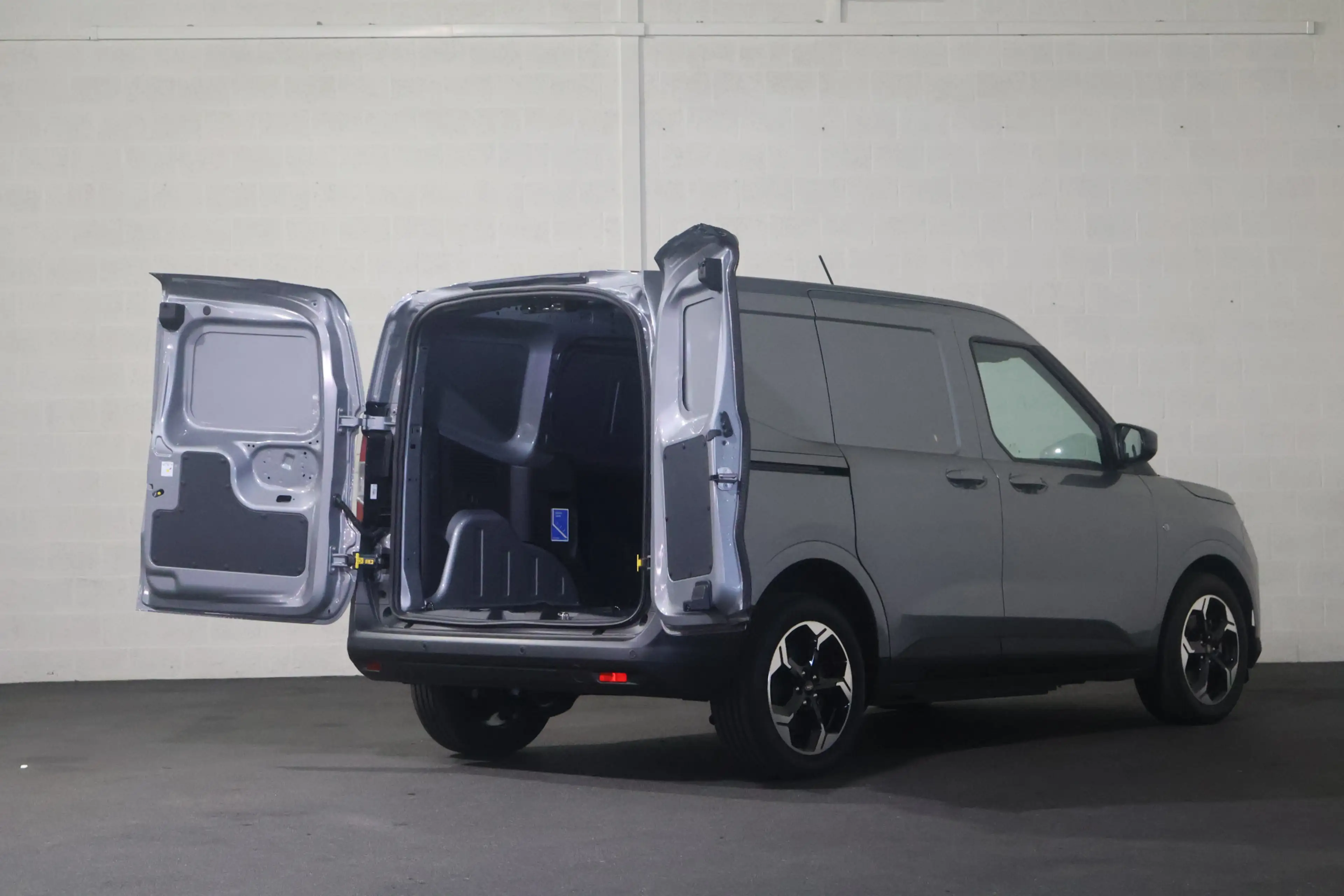 Ford Transit Courier E-Transit Limited 44 kWh Airco — photo 10