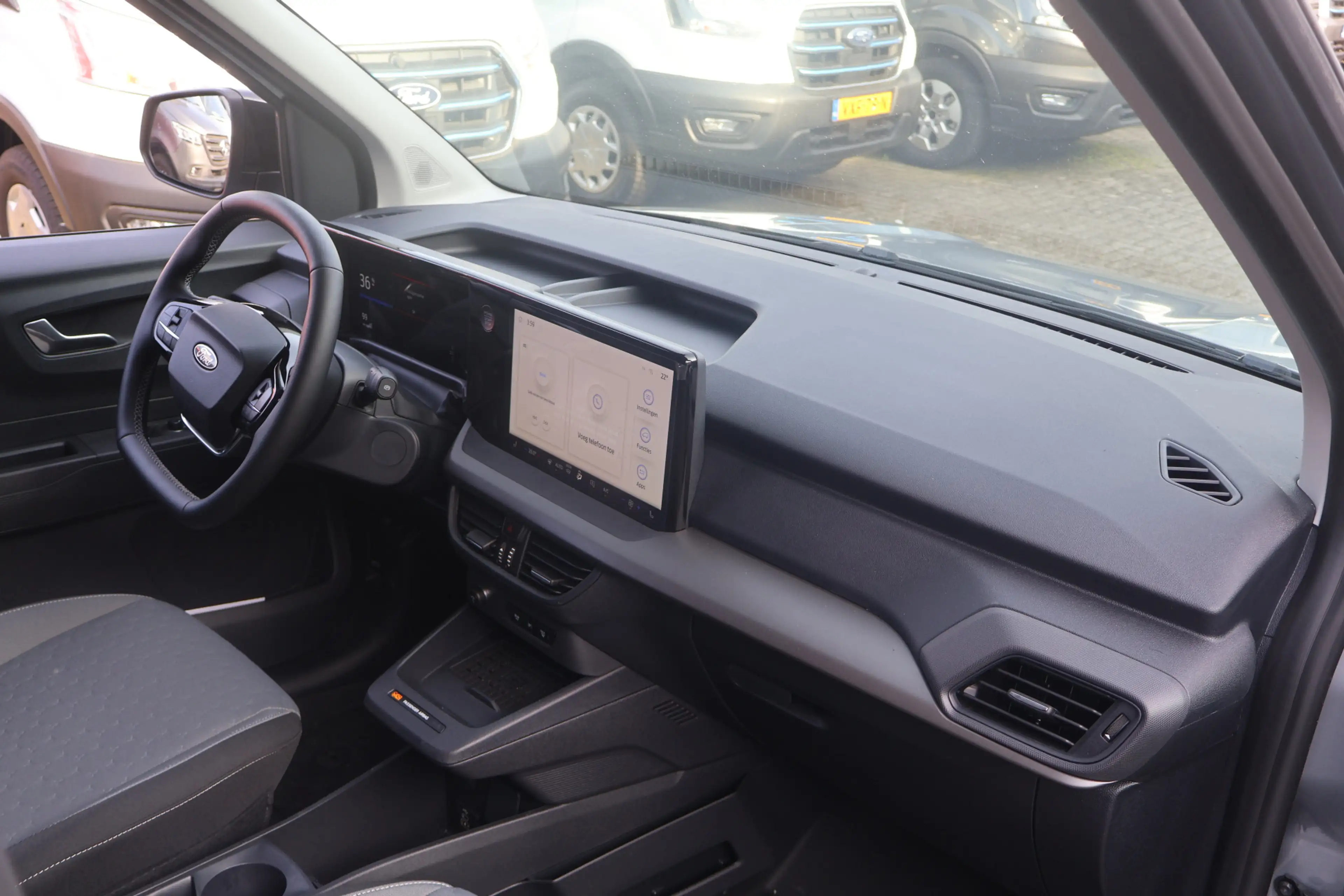 Ford Transit Courier E-Transit Limited 44 kWh Airco — photo 33