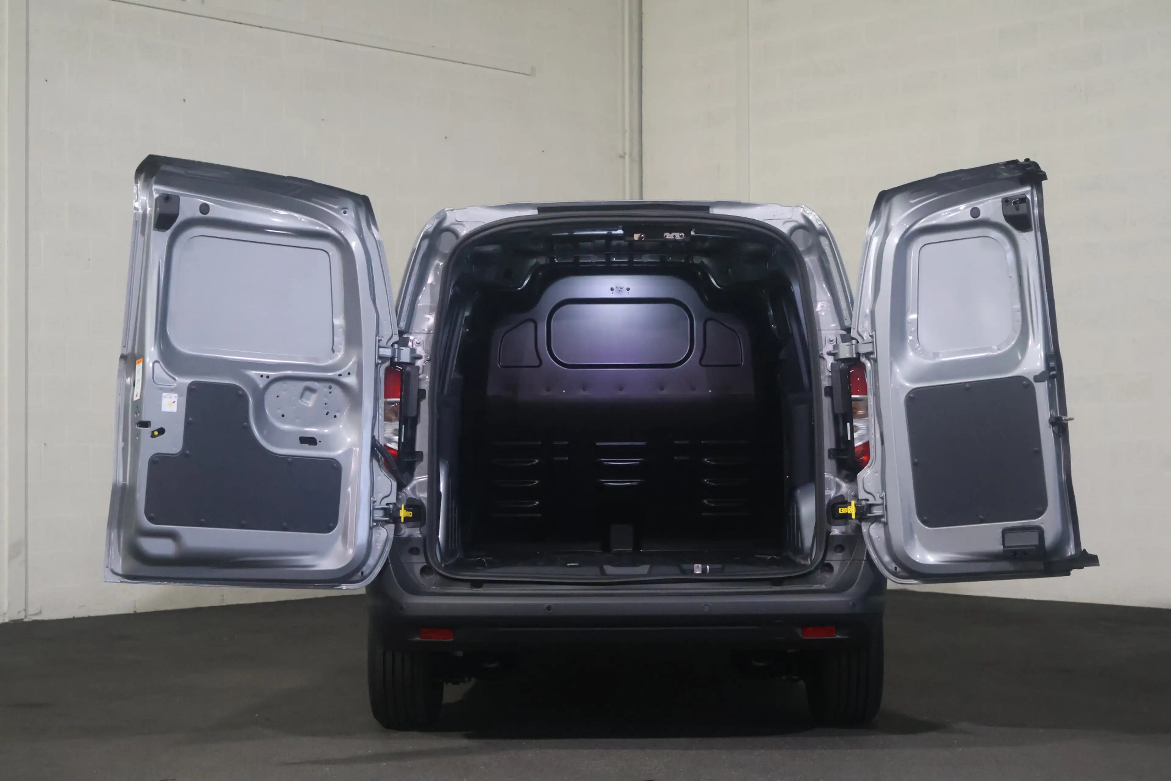 Ford Transit Courier E-Transit Limited 44 kWh Airco — photo 9