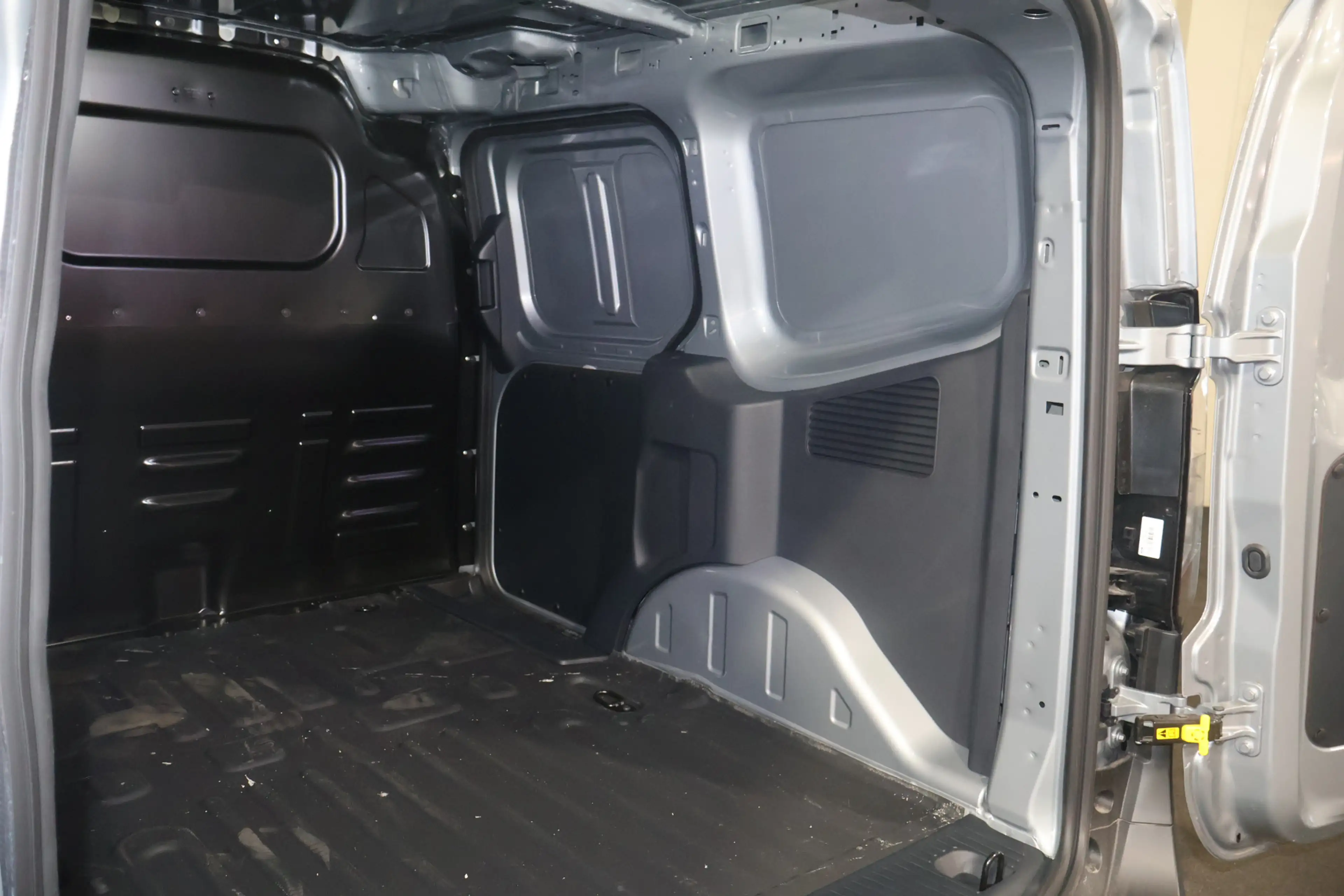 Ford Transit Courier E-Transit Limited 44 kWh Airco — photo 11