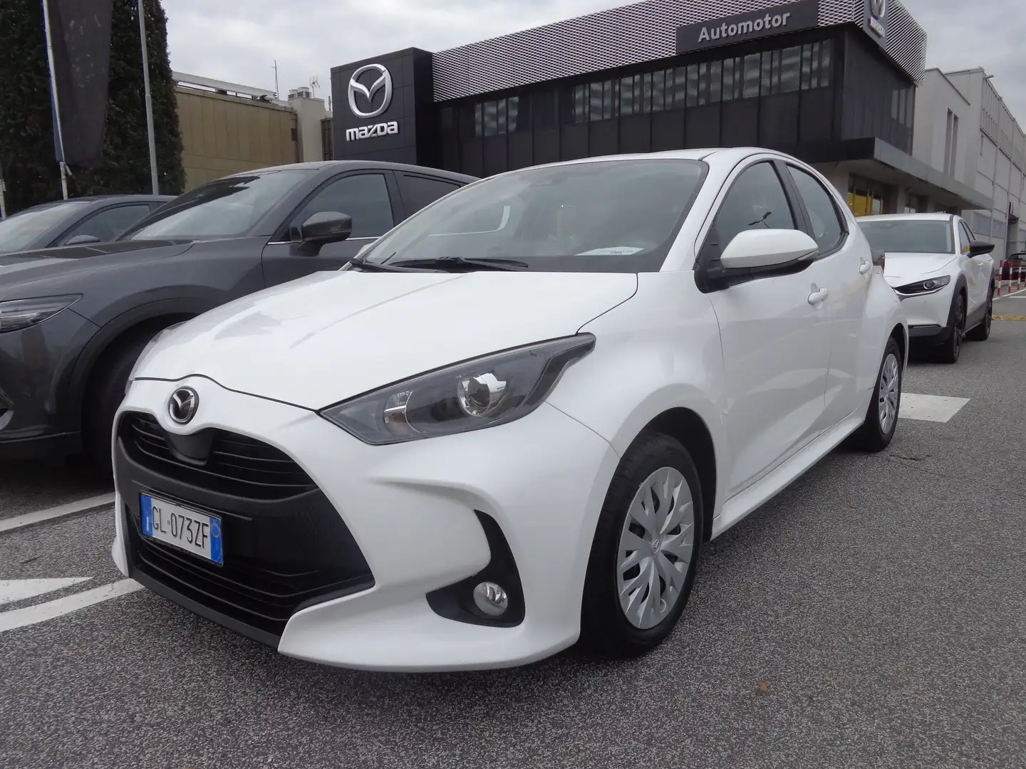 Mazda 2 2 IV 2022 1.5 vvt full hybrid Pure Plus Pack e-cvt Bianco - 2