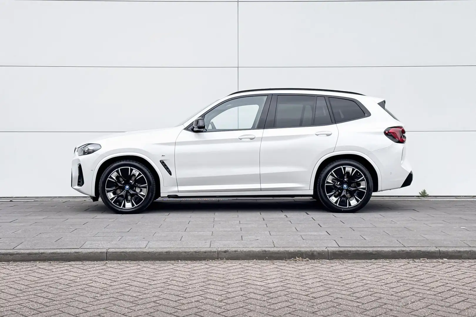 BMW iX3 Executive 80 kWh Wit - 2
