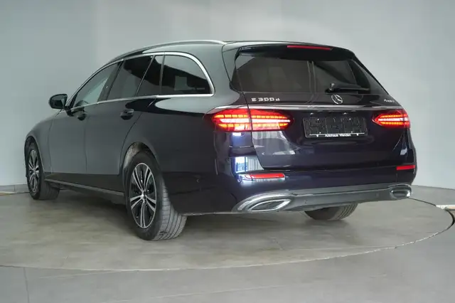 Mercedes-Benz 300 view 5