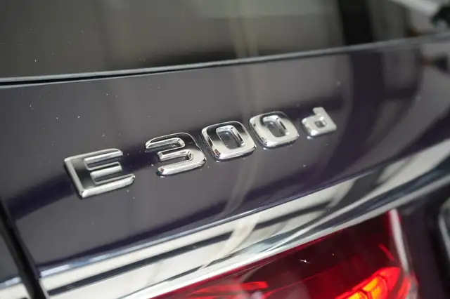 Mercedes-Benz 300 view 7