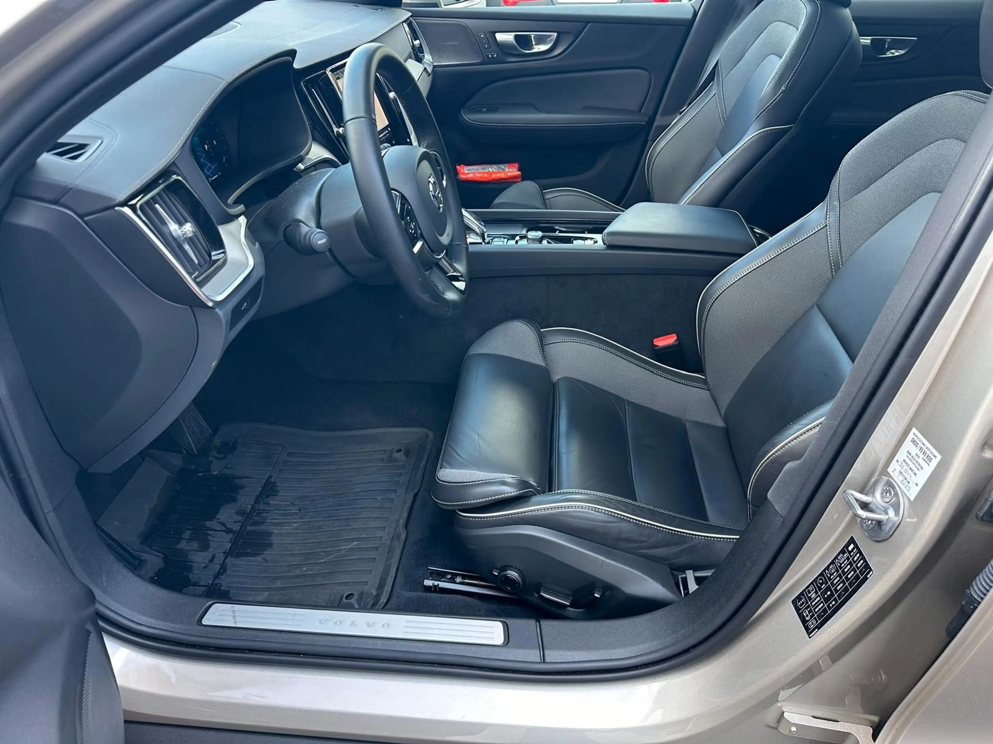 Volvo V60 Cross Country B4 AWD Ultimate,Pano,360°,20'',Standh. — photo 15