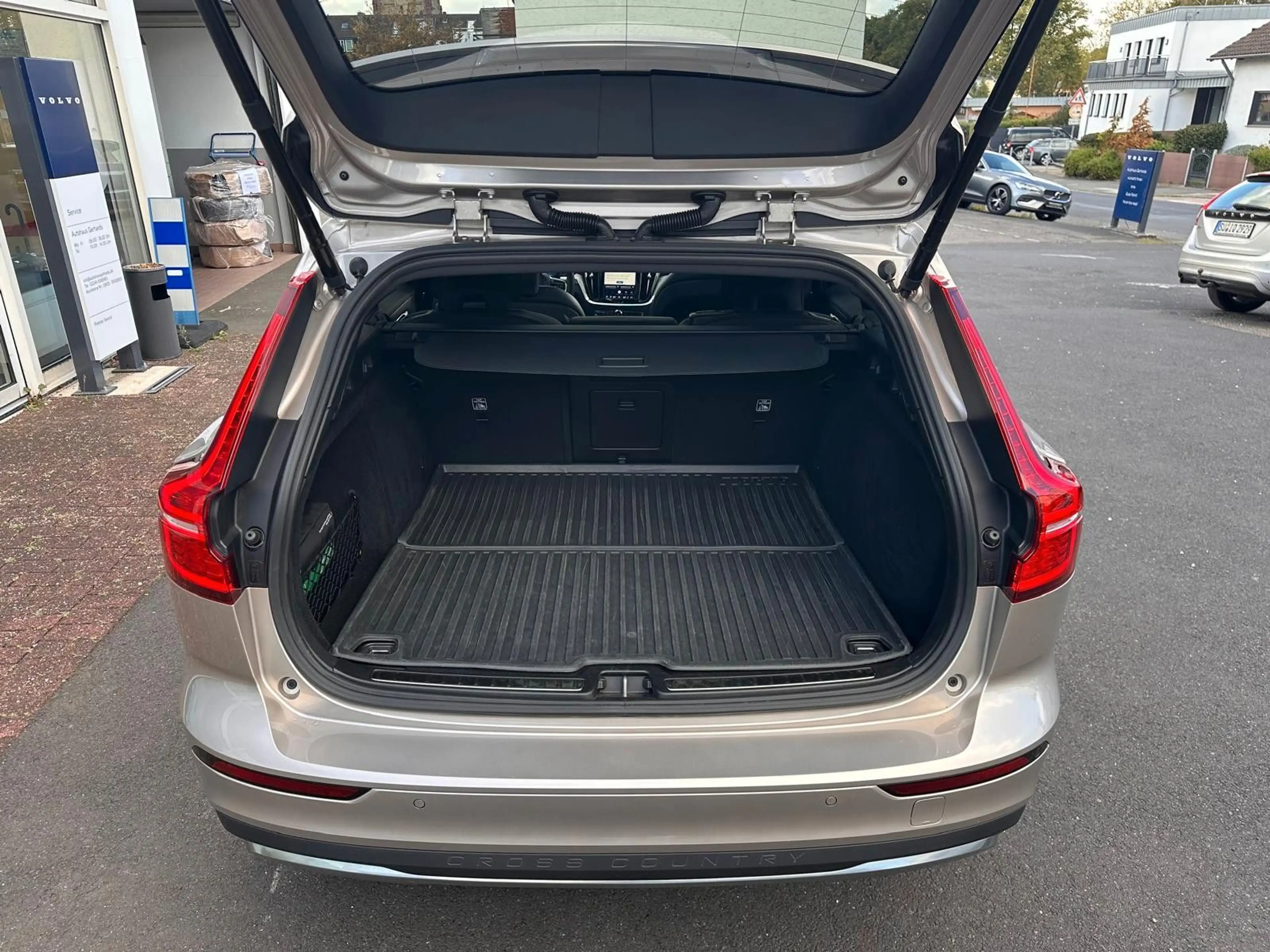 Volvo V60 Cross Country B4 AWD Ultimate,Pano,360°,20'',Standh. — photo 9