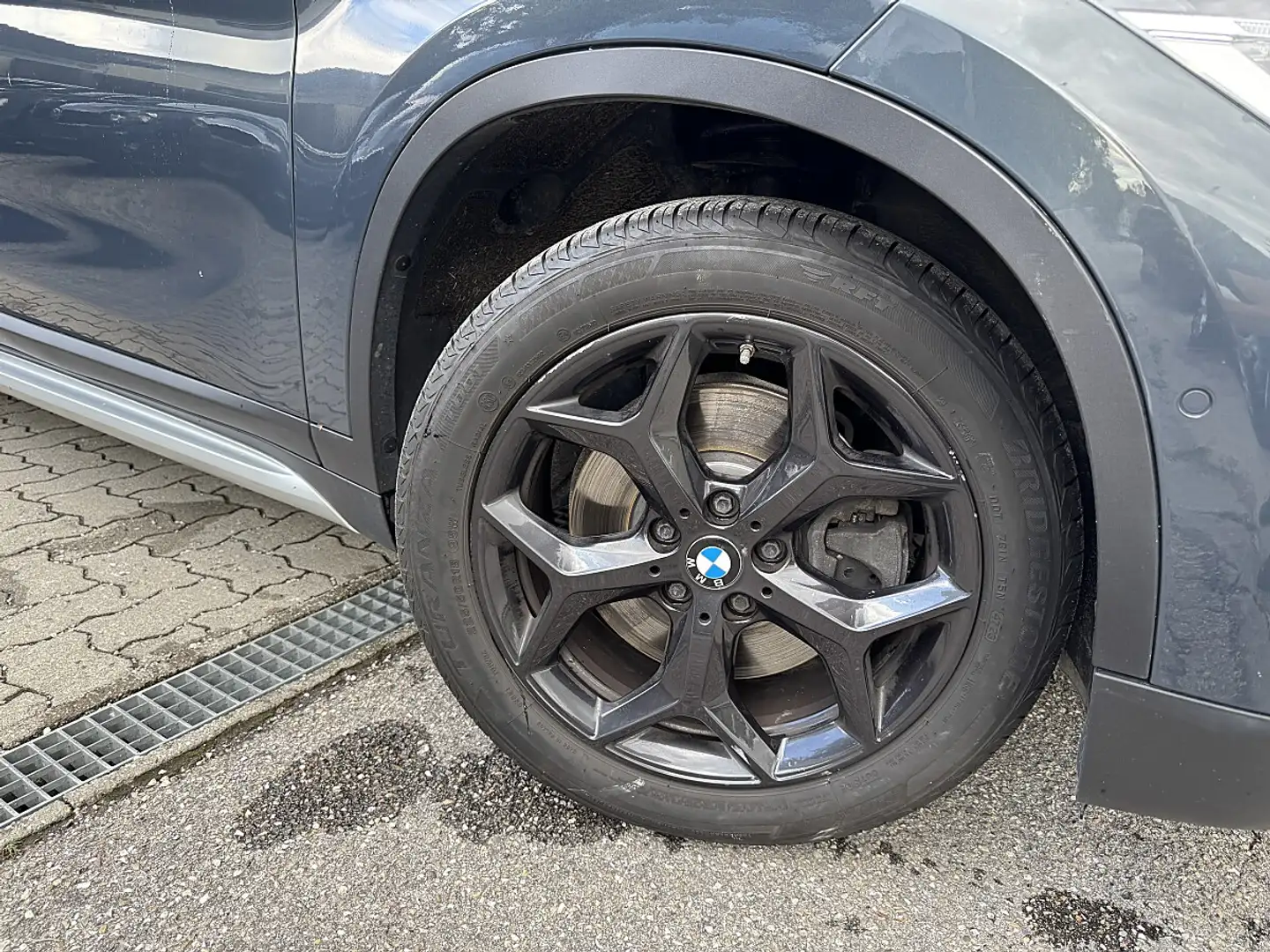 BMW X1 xDrive 20d xLine Aut. Grau - 2