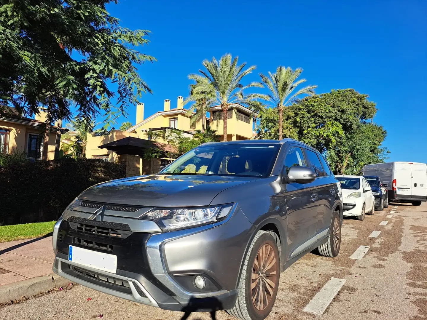 Mitsubishi Outlander Outlander 200 MPI Motion 2WD 7pl. CVT Motion Gris - 1