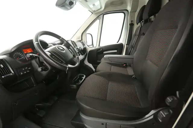 Opel Movano view 9