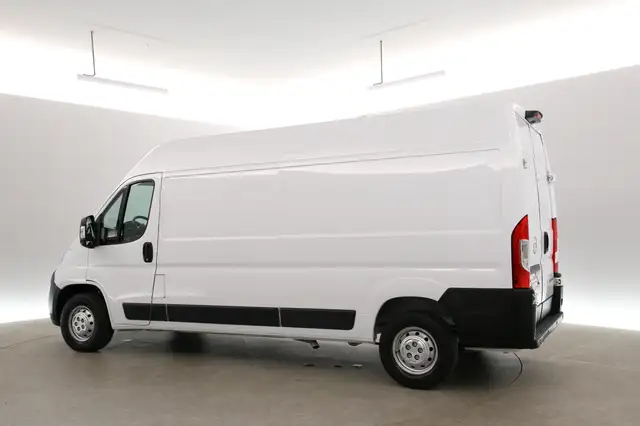 Opel Movano view 4