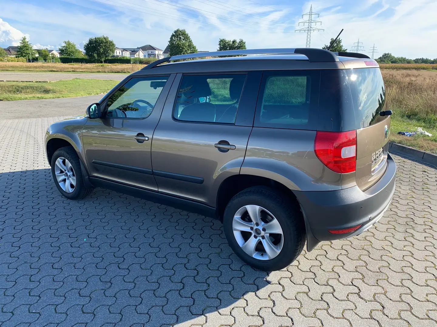 Skoda Yeti Skoda Yeti 1.2 TSI DSG - 105 PS - HU/AU 10/2027 Braun - 2