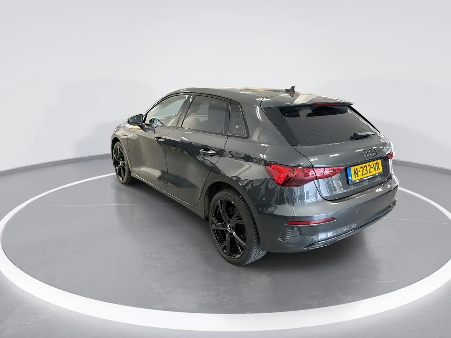 Audi A3 Sportback 30 Tfsi 110pk S-tronic Advanced edition Grijs - 2