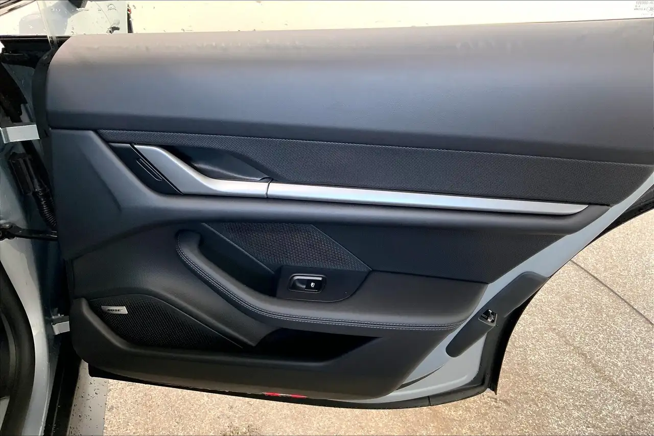 Porsche Taycan снимка Porsche Taycan