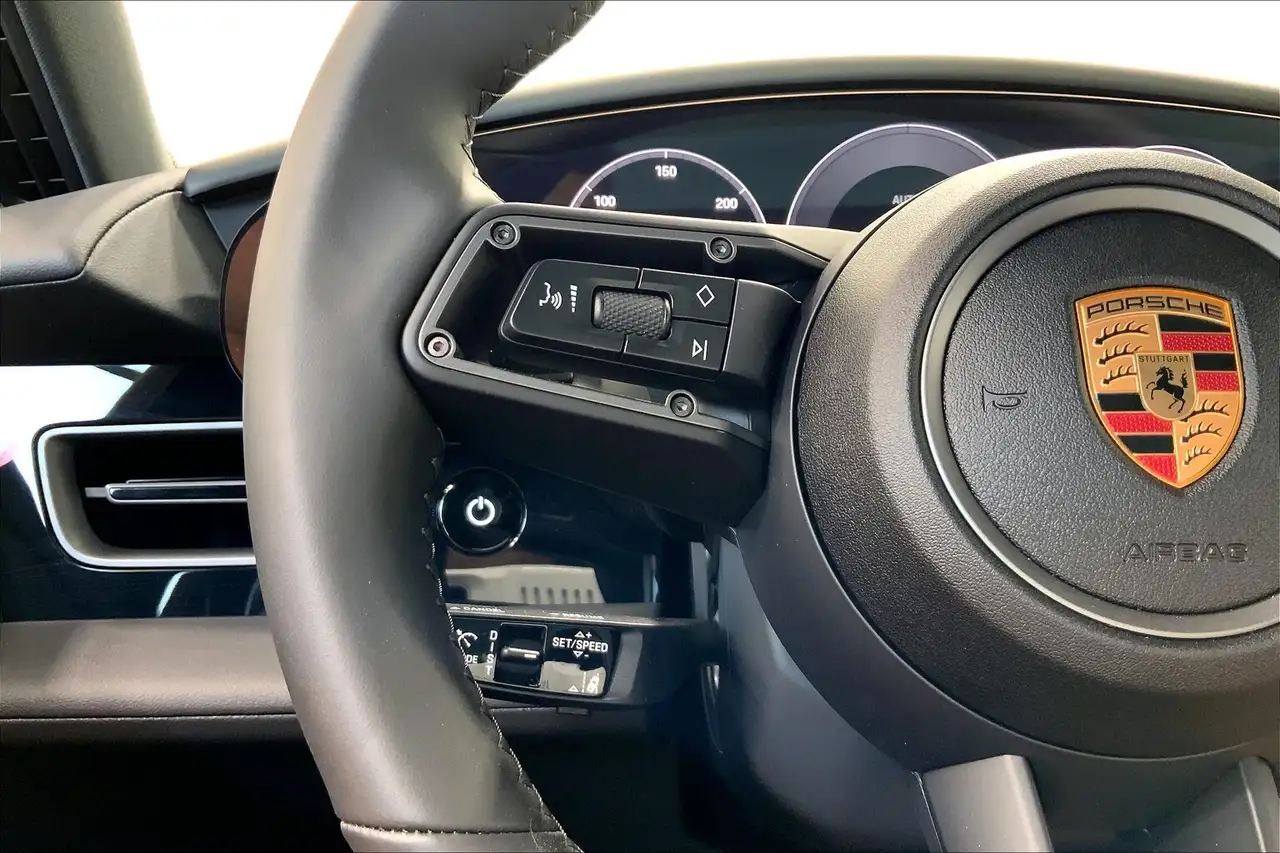 Porsche Taycan снимка Porsche Taycan