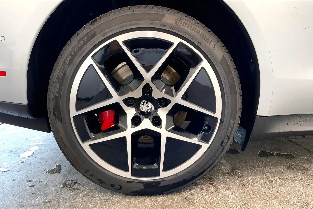 Porsche Taycan снимка Porsche Taycan