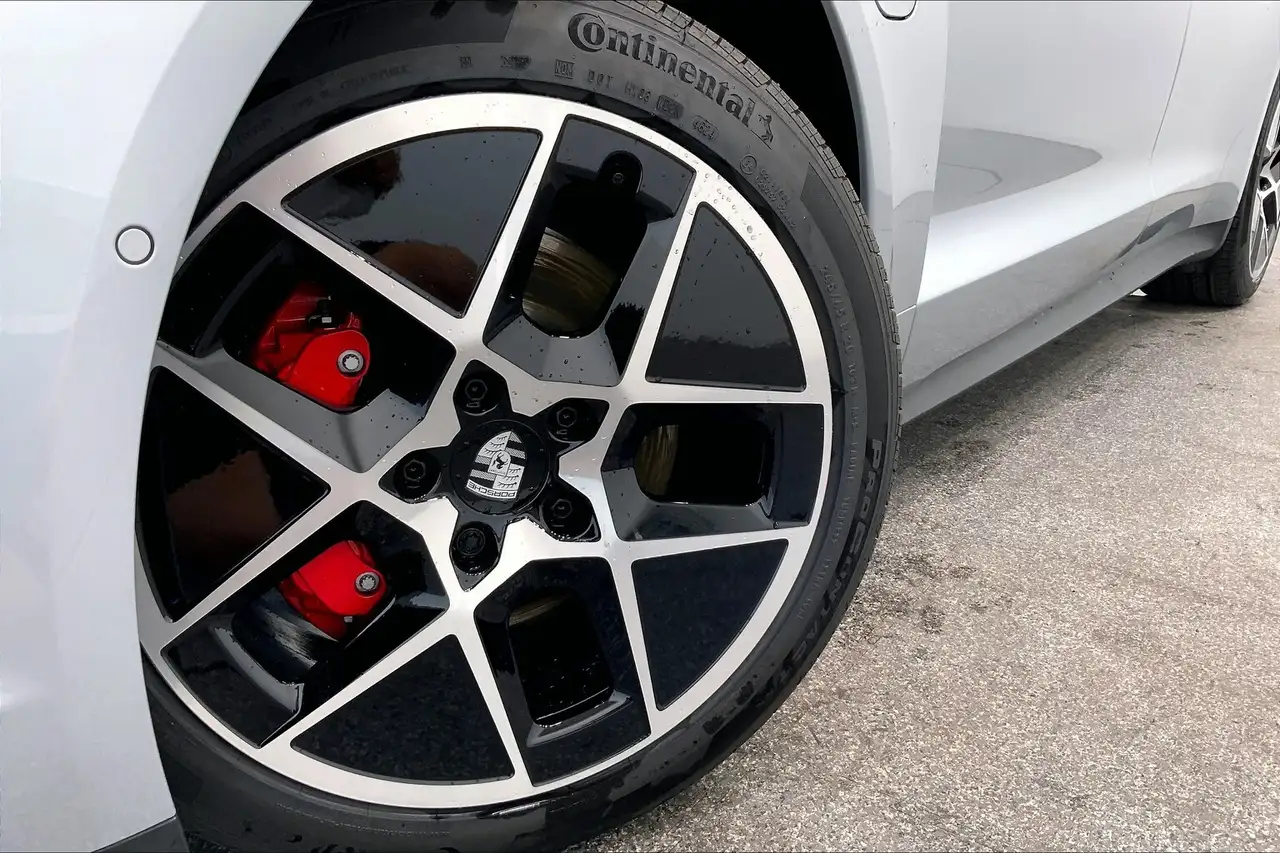 Porsche Taycan снимка Porsche Taycan